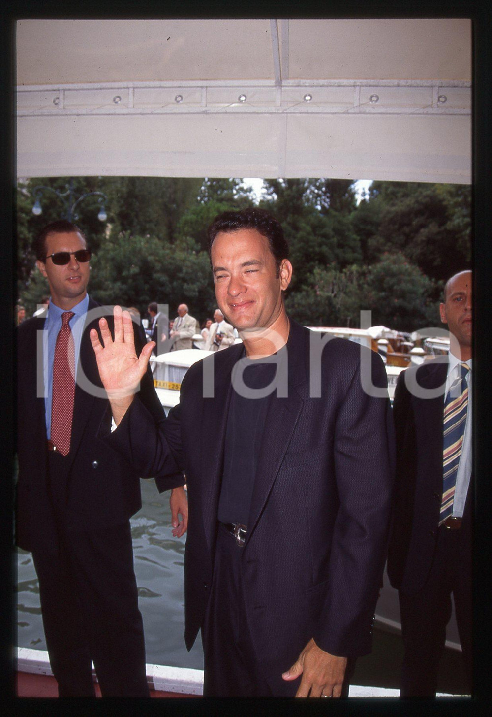 Tom HANKS - FESTIVAL CINEMA VENEZIA 1994 35 mm vintage slide 32 Diapositiva d'epoca, in formato 35 mm.CONDIZIONI: GOODE' severamente vietata la riproduzione. Tutti i diritti sono riservati.ICharta mette in vendita, sul negozio eBay e in esclusiva sul sito "icharta" il proprio archivio composto da numerose diapositive e negativi fotografici d'epoca, tutti originali e autentici, che attraversano la storia del costume italiano tra gli la fine degli anni Sessanta e Novanta.Si tratta di uno sguardo inedito sull'attualità, la politica, la vita quotidiana, il gossip e la cultura, che fotografa il cambiamento della nazione in quest'ultimo scorcio del XX secolo. Un'occasione unica per il mercato del collezionismo, che vede finalmente disponibile un archivio eccezionale per vastità, tematiche e condizioni, in un settore (il negativo fotografico e la diapositiva) di assoluta novità e dalle interessanti prospettive di investimento.  GOOD/buono   originale e autentica 1