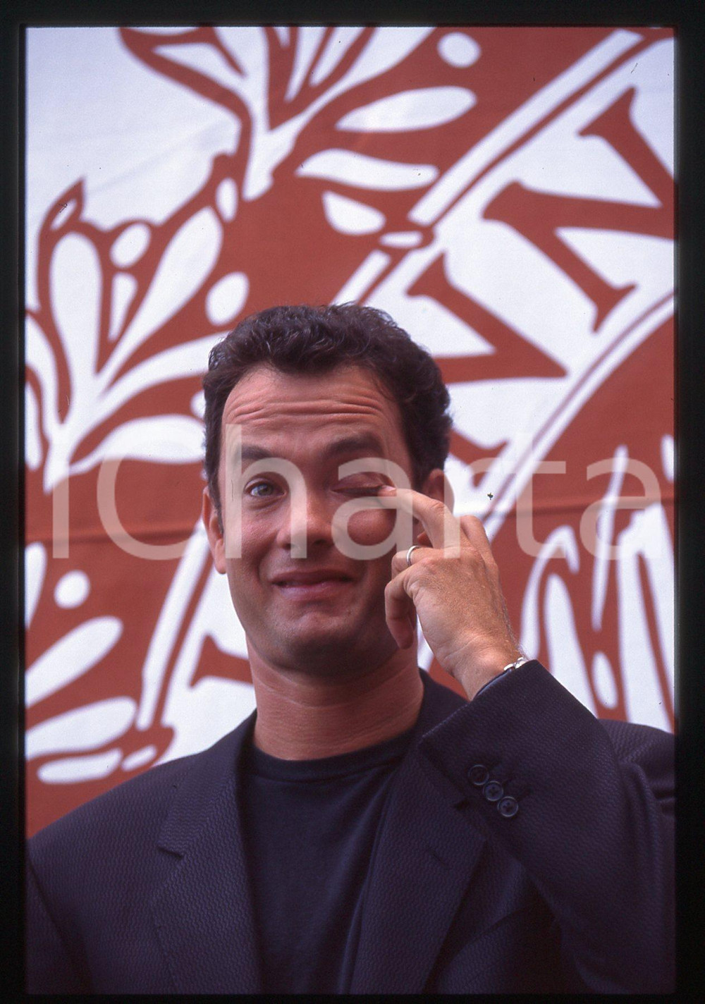 Tom HANKS - FESTIVAL CINEMA VENEZIA 1994 35 mm vintage slide 33 Diapositiva d'epoca, in formato 35 mm.CONDIZIONI: GOODE' severamente vietata la riproduzione. Tutti i diritti sono riservati. ICharta mette in vendita, sul negozio eBay e in esclusiva sul sito "icharta" il proprio archivio composto da numerose diapositive e negativi fotografici d'epoca, tutti originali e autentici, che attraversano la storia del costume italiano tra gli la fine degli anni Sessanta e Novanta.Si tratta di uno sguardo inedito sull'attualità, la politica, la vita quotidiana, il gossip e la cultura, che fotografa il cambiamento della nazione in quest'ultimo scorcio del XX secolo. Un'occasione unica per il mercato del collezionismo, che vede finalmente disponibile un archivio eccezionale per vastità, tematiche e condizioni, in un settore (il negativo fotografico e la diapositiva) di assoluta novità e dalle interessanti prospettive di investimento.  GOOD/buono   originale e autentica 1