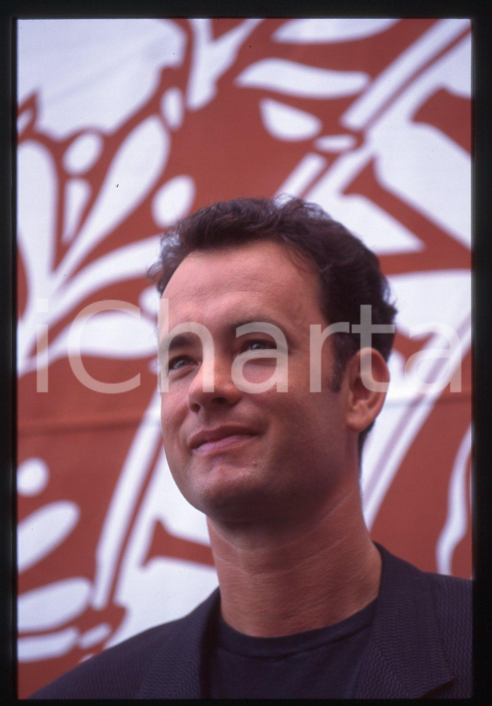 Tom HANKS - FESTIVAL CINEMA VENEZIA 1994 35 mm vintage slide 34 Diapositiva d'epoca, in formato 35 mm.CONDIZIONI: GOODE' severamente vietata la riproduzione. Tutti i diritti sono riservati. ICharta mette in vendita, sul negozio eBay e in esclusiva sul sito "icharta" il proprio archivio composto da numerose diapositive e negativi fotografici d'epoca, tutti originali e autentici, che attraversano la storia del costume italiano tra gli la fine degli anni Sessanta e Novanta.Si tratta di uno sguardo inedito sull'attualità, la politica, la vita quotidiana, il gossip e la cultura, che fotografa il cambiamento della nazione in quest'ultimo scorcio del XX secolo. Un'occasione unica per il mercato del collezionismo, che vede finalmente disponibile un archivio eccezionale per vastità, tematiche e condizioni, in un settore (il negativo fotografico e la diapositiva) di assoluta novità e dalle interessanti prospettive di investimento.  GOOD/buono   originale e autentica 1