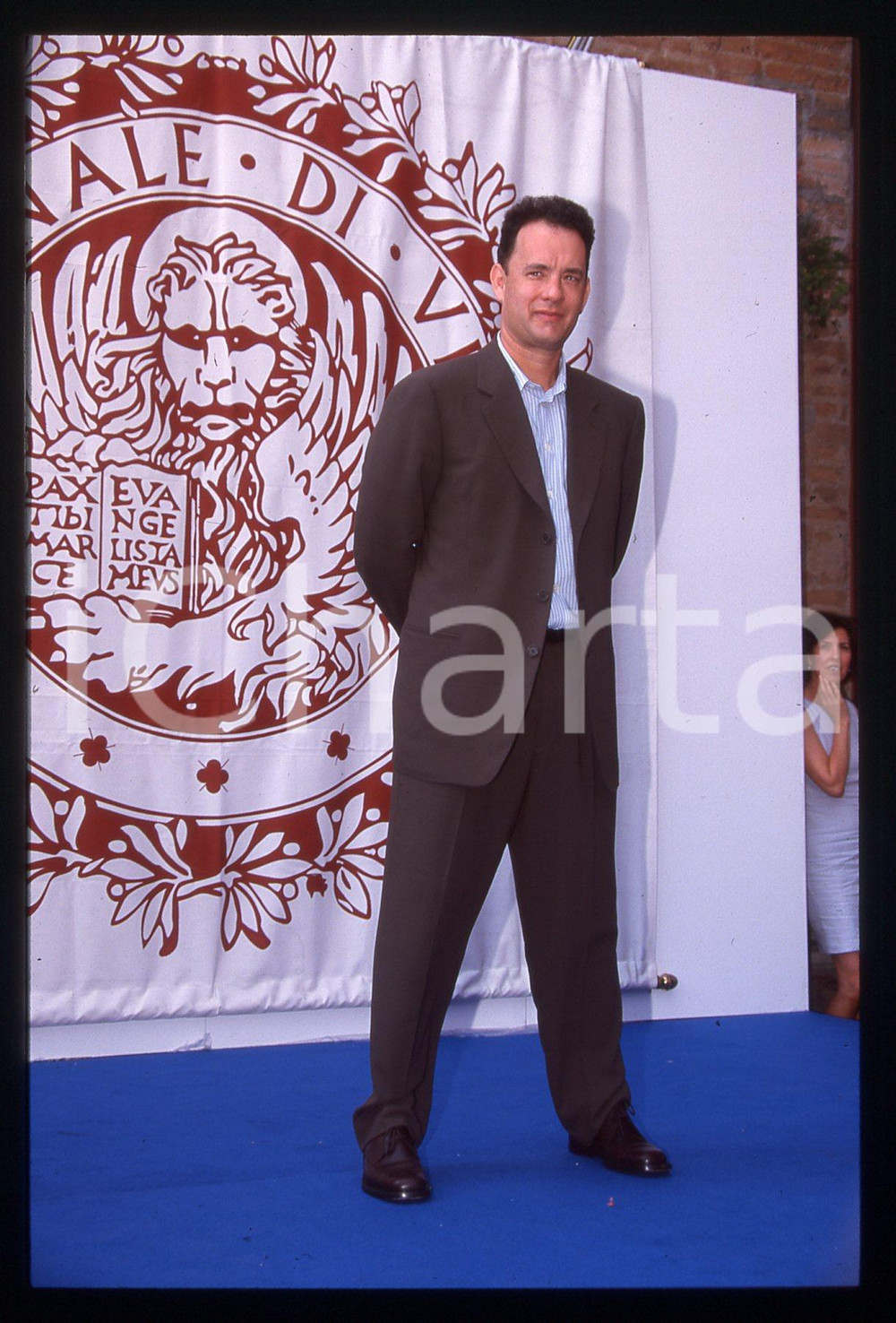 Tom HANKS - FESTIVAL CINEMA VENEZIA 1998 35 mm vintage slide 14 Diapositiva d'epoca, in formato 35 mm.CONDIZIONI: GOODE' severamente vietata la riproduzione. Tutti i diritti sono riservati.ICharta mette in vendita, sul negozio eBay e in esclusiva sul sito "icharta" il proprio archivio composto da numerose diapositive e negativi fotografici d'epoca, tutti originali e autentici, che attraversano la storia del costume italiano tra gli la fine degli anni Sessanta e Novanta.Si tratta di uno sguardo inedito sull'attualità, la politica, la vita quotidiana, il gossip e la cultura, che fotografa il cambiamento della nazione in quest'ultimo scorcio del XX secolo. Un'occasione unica per il mercato del collezionismo, che vede finalmente disponibile un archivio eccezionale per vastità, tematiche e condizioni, in un settore (il negativo fotografico e la diapositiva) di assoluta novità e dalle interessanti prospettive di investimento.  GOOD/buono   originale e autentica 1