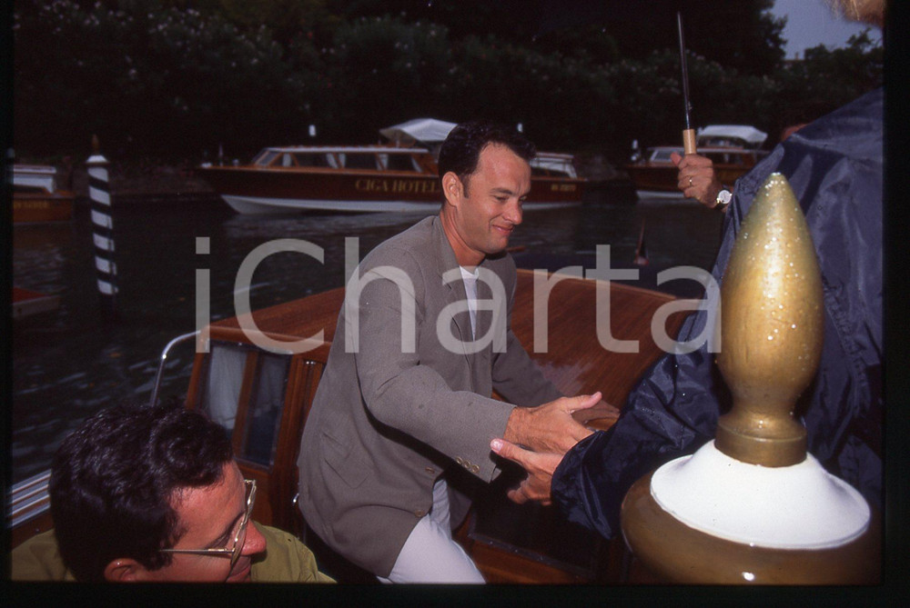 Tom HANKS - FESTIVAL CINEMA VENEZIA 1998 35 mm vintage slide 15 Diapositiva d'epoca, in formato 35 mm.CONDIZIONI: GOODE' severamente vietata la riproduzione. Tutti i diritti sono riservati.ICharta mette in vendita, sul negozio eBay e in esclusiva sul sito "icharta" il proprio archivio composto da numerose diapositive e negativi fotografici d'epoca, tutti originali e autentici, che attraversano la storia del costume italiano tra gli la fine degli anni Sessanta e Novanta.Si tratta di uno sguardo inedito sull'attualità, la politica, la vita quotidiana, il gossip e la cultura, che fotografa il cambiamento della nazione in quest'ultimo scorcio del XX secolo. Un'occasione unica per il mercato del collezionismo, che vede finalmente disponibile un archivio eccezionale per vastità, tematiche e condizioni, in un settore (il negativo fotografico e la diapositiva) di assoluta novità e dalle interessanti prospettive di investimento.  GOOD/buono   originale e autentica 1