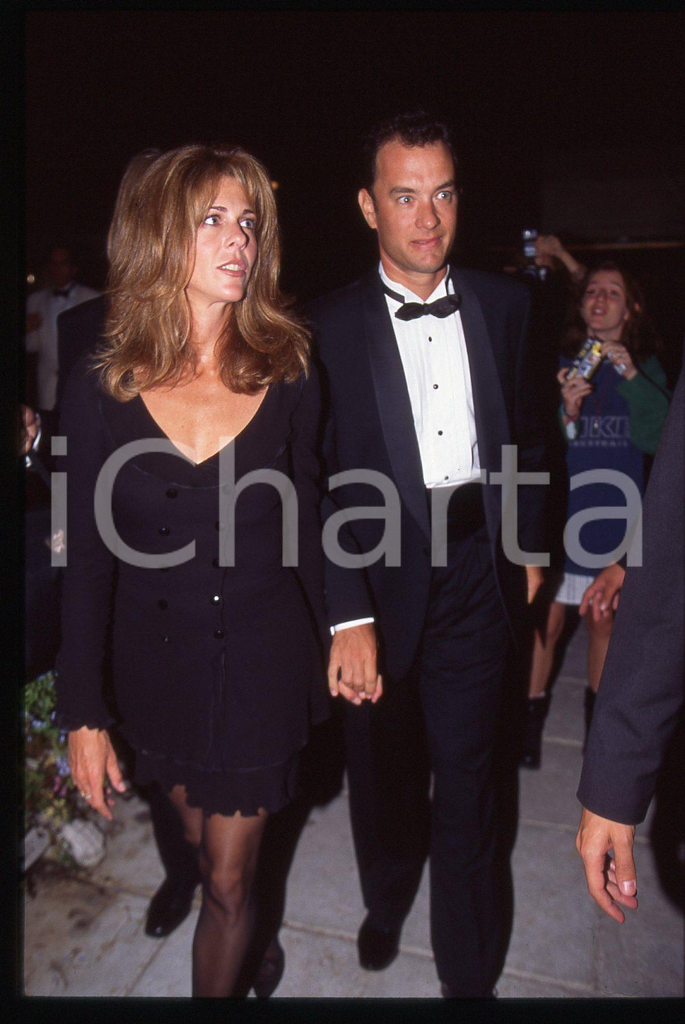 Tom HANKS e Rita WILSON - FESTIVAL CINEMA CANNES 1995 ca 35 mm vintage slide 15 Diapositiva d'epoca, in formato 35 mm.CONDIZIONI: GOODE' severamente vietata la riproduzione. Tutti i diritti sono riservati.ICharta mette in vendita, sul negozio eBay e in esclusiva sul sito "icharta" il proprio archivio composto da numerose diapositive e negativi fotografici d'epoca, tutti originali e autentici, che attraversano la storia del costume italiano tra gli la fine degli anni Sessanta e Novanta.Si tratta di uno sguardo inedito sull'attualità, la politica, la vita quotidiana, il gossip e la cultura, che fotografa il cambiamento della nazione in quest'ultimo scorcio del XX secolo. Un'occasione unica per il mercato del collezionismo, che vede finalmente disponibile un archivio eccezionale per vastità, tematiche e condizioni, in un settore (il negativo fotografico e la diapositiva) di assoluta novità e dalle interessanti prospettive di investimento.  GOOD/buono   originale e autentica 1