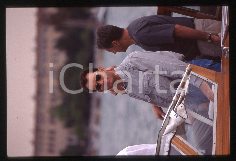 Tom HANKS - FESTIVAL CINEMA VENEZIA 1998 35 mm vintage slide 17 Diapositiva d'epoca, in formato 35 mm.CONDIZIONI: GOODE' severamente vietata la riproduzione. Tutti i diritti sono riservati.ICharta mette in vendita, sul negozio eBay e in esclusiva sul sito "icharta" il proprio archivio composto da numerose diapositive e negativi fotografici d'epoca, tutti originali e autentici, che attraversano la storia del costume italiano tra gli la fine degli anni Sessanta e Novanta.Si tratta di uno sguardo inedito sull'attualità, la politica, la vita quotidiana, il gossip e la cultura, che fotografa il cambiamento della nazione in quest'ultimo scorcio del XX secolo. Un'occasione unica per il mercato del collezionismo, che vede finalmente disponibile un archivio eccezionale per vastità, tematiche e condizioni, in un settore (il negativo fotografico e la diapositiva) di assoluta novità e dalle interessanti prospettive di investimento.  GOOD/buono   originale e autentica 1