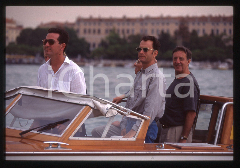 Tom HANKS - FESTIVAL CINEMA VENEZIA 1998 35 mm vintage slide 18 Diapositiva d'epoca, in formato 35 mm.CONDIZIONI: GOODE' severamente vietata la riproduzione. Tutti i diritti sono riservati. ICharta mette in vendita, sul negozio eBay e in esclusiva sul sito "icharta" il proprio archivio composto da numerose diapositive e negativi fotografici d'epoca, tutti originali e autentici, che attraversano la storia del costume italiano tra gli la fine degli anni Sessanta e Novanta.Si tratta di uno sguardo inedito sull'attualità, la politica, la vita quotidiana, il gossip e la cultura, che fotografa il cambiamento della nazione in quest'ultimo scorcio del XX secolo. Un'occasione unica per il mercato del collezionismo, che vede finalmente disponibile un archivio eccezionale per vastità, tematiche e condizioni, in un settore (il negativo fotografico e la diapositiva) di assoluta novità e dalle interessanti prospettive di investimento.  GOOD/buono   originale e autentica 1