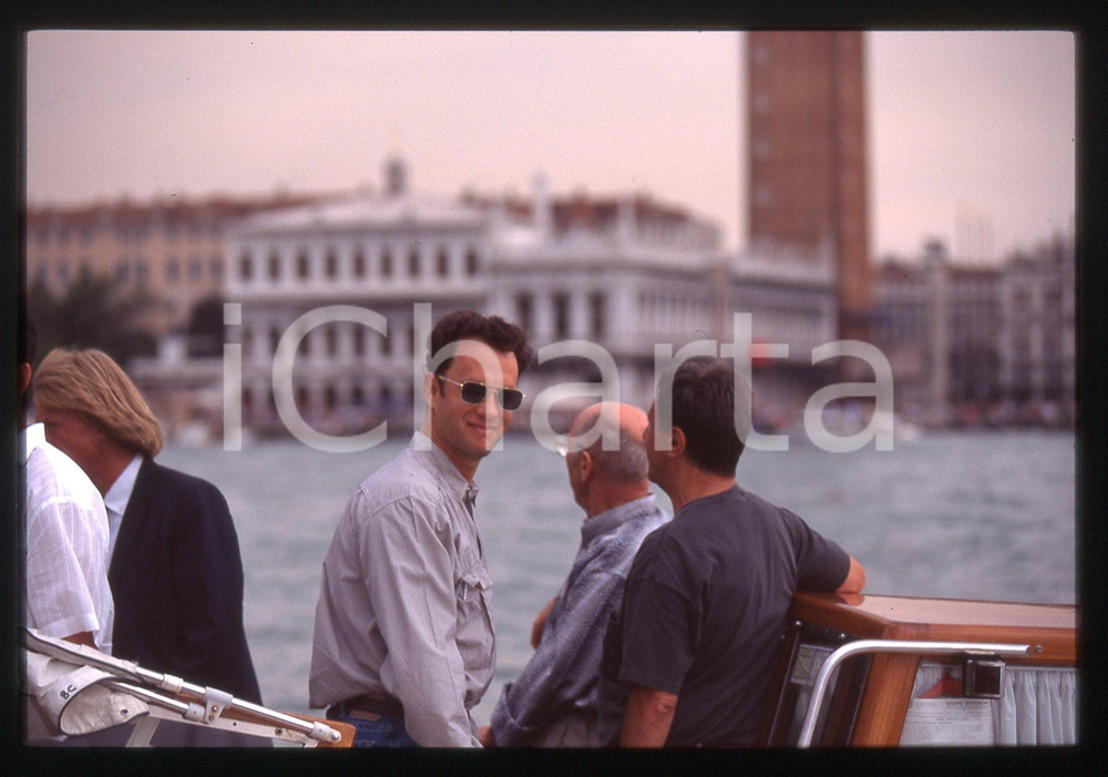 Tom HANKS - FESTIVAL CINEMA VENEZIA 1998 35 mm vintage slide 20 Diapositiva d'epoca, in formato 35 mm.CONDIZIONI: GOODE' severamente vietata la riproduzione. Tutti i diritti sono riservati.ICharta mette in vendita, sul negozio eBay e in esclusiva sul sito "icharta" il proprio archivio composto da numerose diapositive e negativi fotografici d'epoca, tutti originali e autentici, che attraversano la storia del costume italiano tra gli la fine degli anni Sessanta e Novanta.Si tratta di uno sguardo inedito sull'attualità, la politica, la vita quotidiana, il gossip e la cultura, che fotografa il cambiamento della nazione in quest'ultimo scorcio del XX secolo. Un'occasione unica per il mercato del collezionismo, che vede finalmente disponibile un archivio eccezionale per vastità, tematiche e condizioni, in un settore (il negativo fotografico e la diapositiva) di assoluta novità e dalle interessanti prospettive di investimento.  GOOD/buono   originale e autentica 1