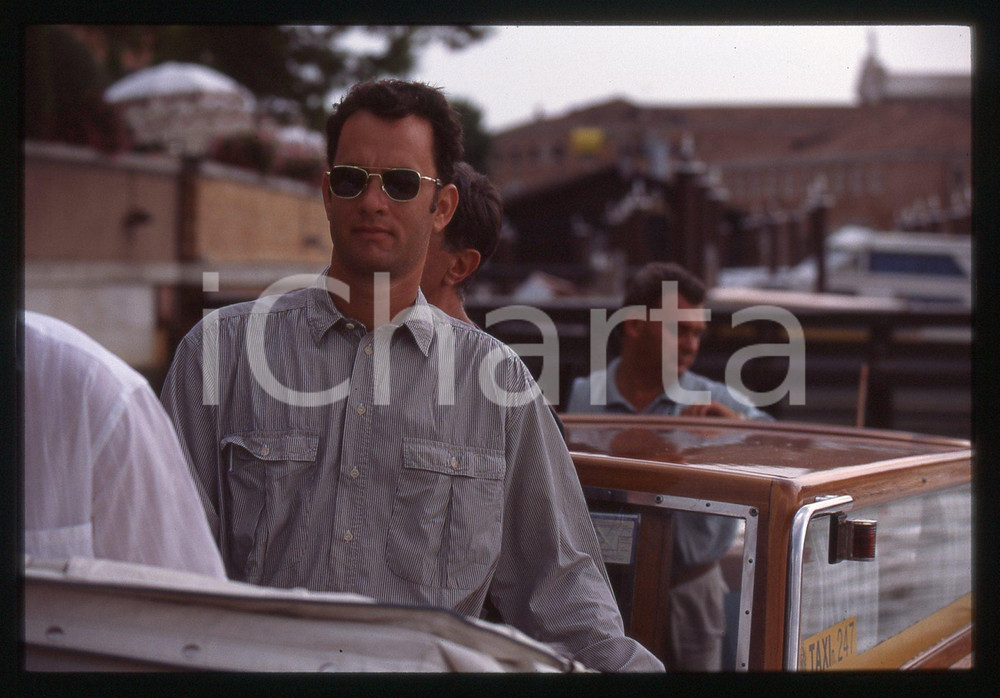 Tom HANKS - FESTIVAL CINEMA VENEZIA 1998 35 mm vintage slide 21 Diapositiva d'epoca, in formato 35 mm.CONDIZIONI: GOODE' severamente vietata la riproduzione. Tutti i diritti sono riservati.ICharta mette in vendita, sul negozio eBay e in esclusiva sul sito "icharta" il proprio archivio composto da numerose diapositive e negativi fotografici d'epoca, tutti originali e autentici, che attraversano la storia del costume italiano tra gli la fine degli anni Sessanta e Novanta.Si tratta di uno sguardo inedito sull'attualità, la politica, la vita quotidiana, il gossip e la cultura, che fotografa il cambiamento della nazione in quest'ultimo scorcio del XX secolo. Un'occasione unica per il mercato del collezionismo, che vede finalmente disponibile un archivio eccezionale per vastità, tematiche e condizioni, in un settore (il negativo fotografico e la diapositiva) di assoluta novità e dalle interessanti prospettive di investimento.  GOOD/buono   originale e autentica 1