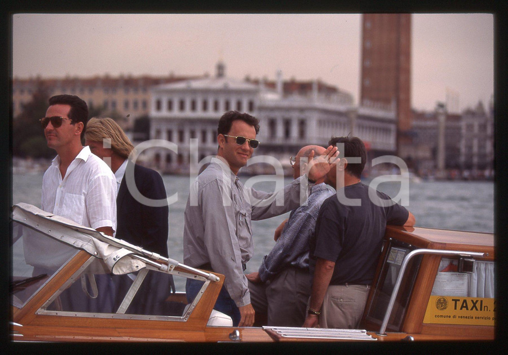 Tom HANKS - FESTIVAL CINEMA VENEZIA 1998 35 mm vintage slide 22 Diapositiva d'epoca, in formato 35 mm.CONDIZIONI: GOODE' severamente vietata la riproduzione. Tutti i diritti sono riservati.ICharta mette in vendita, sul negozio eBay e in esclusiva sul sito "icharta" il proprio archivio composto da numerose diapositive e negativi fotografici d'epoca, tutti originali e autentici, che attraversano la storia del costume italiano tra gli la fine degli anni Sessanta e Novanta.Si tratta di uno sguardo inedito sull'attualità, la politica, la vita quotidiana, il gossip e la cultura, che fotografa il cambiamento della nazione in quest'ultimo scorcio del XX secolo. Un'occasione unica per il mercato del collezionismo, che vede finalmente disponibile un archivio eccezionale per vastità, tematiche e condizioni, in un settore (il negativo fotografico e la diapositiva) di assoluta novità e dalle interessanti prospettive di investimento.  GOOD/buono   originale e autentica 1