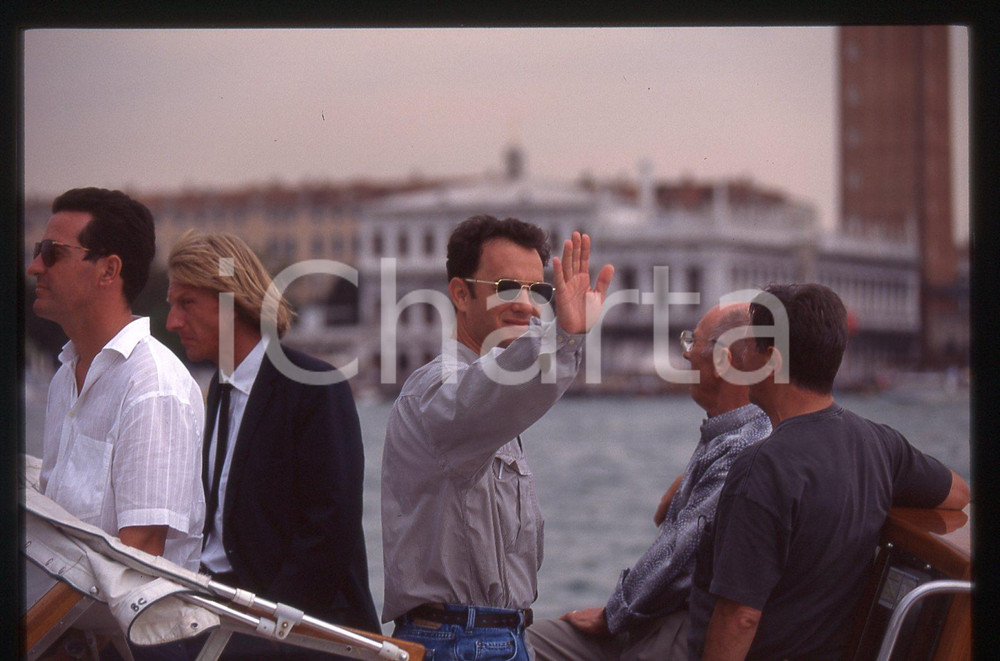 Tom HANKS - FESTIVAL CINEMA VENEZIA 1998 35 mm vintage slide 23 Diapositiva d'epoca, in formato 35 mm.CONDIZIONI: GOODE' severamente vietata la riproduzione. Tutti i diritti sono riservati.ICharta mette in vendita, sul negozio eBay e in esclusiva sul sito "icharta" il proprio archivio composto da numerose diapositive e negativi fotografici d'epoca, tutti originali e autentici, che attraversano la storia del costume italiano tra gli la fine degli anni Sessanta e Novanta.Si tratta di uno sguardo inedito sull'attualità, la politica, la vita quotidiana, il gossip e la cultura, che fotografa il cambiamento della nazione in quest'ultimo scorcio del XX secolo. Un'occasione unica per il mercato del collezionismo, che vede finalmente disponibile un archivio eccezionale per vastità, tematiche e condizioni, in un settore (il negativo fotografico e la diapositiva) di assoluta novità e dalle interessanti prospettive di investimento.  GOOD/buono   originale e autentica 1