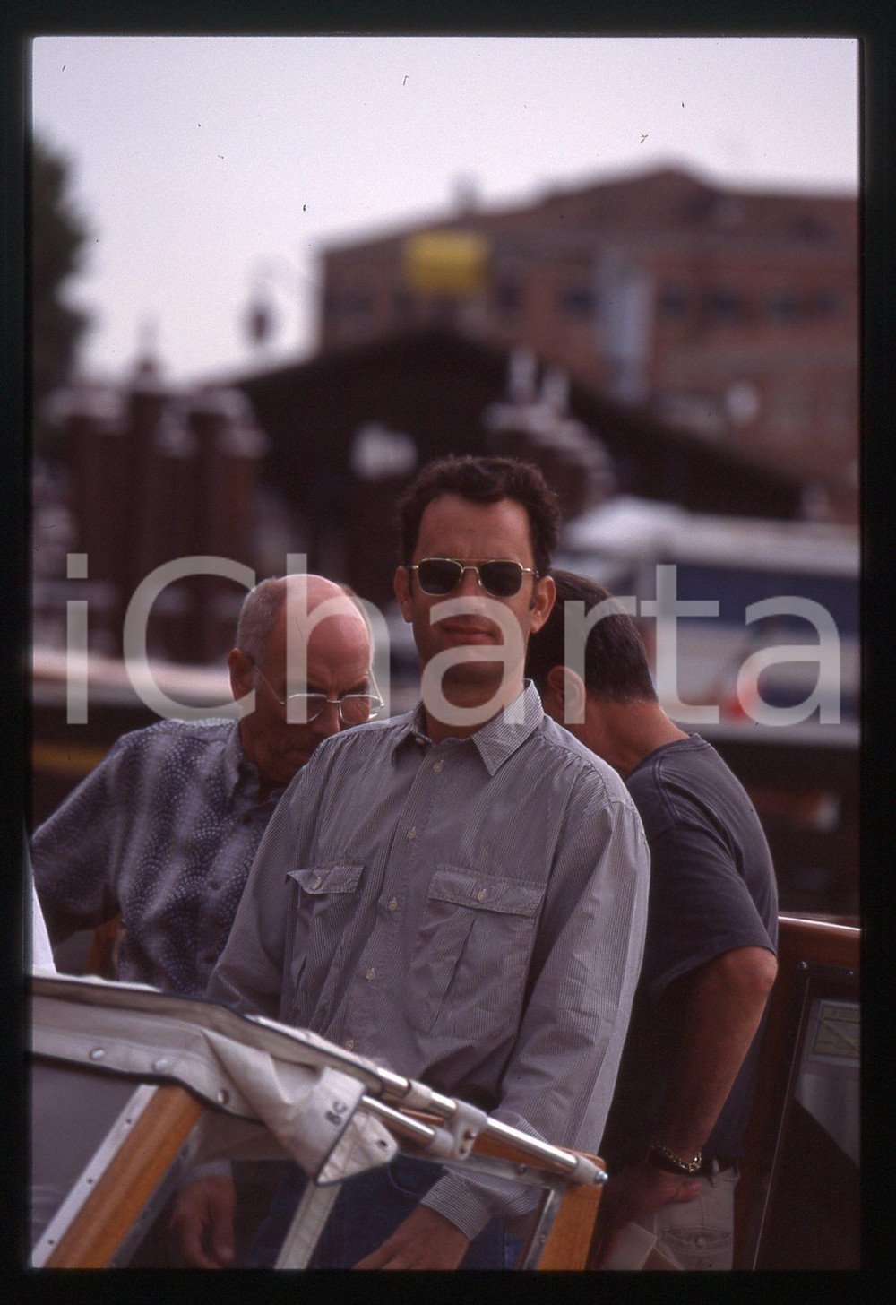 Tom HANKS - FESTIVAL CINEMA VENEZIA 1998 35 mm vintage slide 24 Diapositiva d'epoca, in formato 35 mm.CONDIZIONI: GOODE' severamente vietata la riproduzione. Tutti i diritti sono riservati.ICharta mette in vendita, sul negozio eBay e in esclusiva sul sito "icharta" il proprio archivio composto da numerose diapositive e negativi fotografici d'epoca, tutti originali e autentici, che attraversano la storia del costume italiano tra gli la fine degli anni Sessanta e Novanta.Si tratta di uno sguardo inedito sull'attualità, la politica, la vita quotidiana, il gossip e la cultura, che fotografa il cambiamento della nazione in quest'ultimo scorcio del XX secolo. Un'occasione unica per il mercato del collezionismo, che vede finalmente disponibile un archivio eccezionale per vastità, tematiche e condizioni, in un settore (il negativo fotografico e la diapositiva) di assoluta novità e dalle interessanti prospettive di investimento.  GOOD/buono   originale e autentica 1