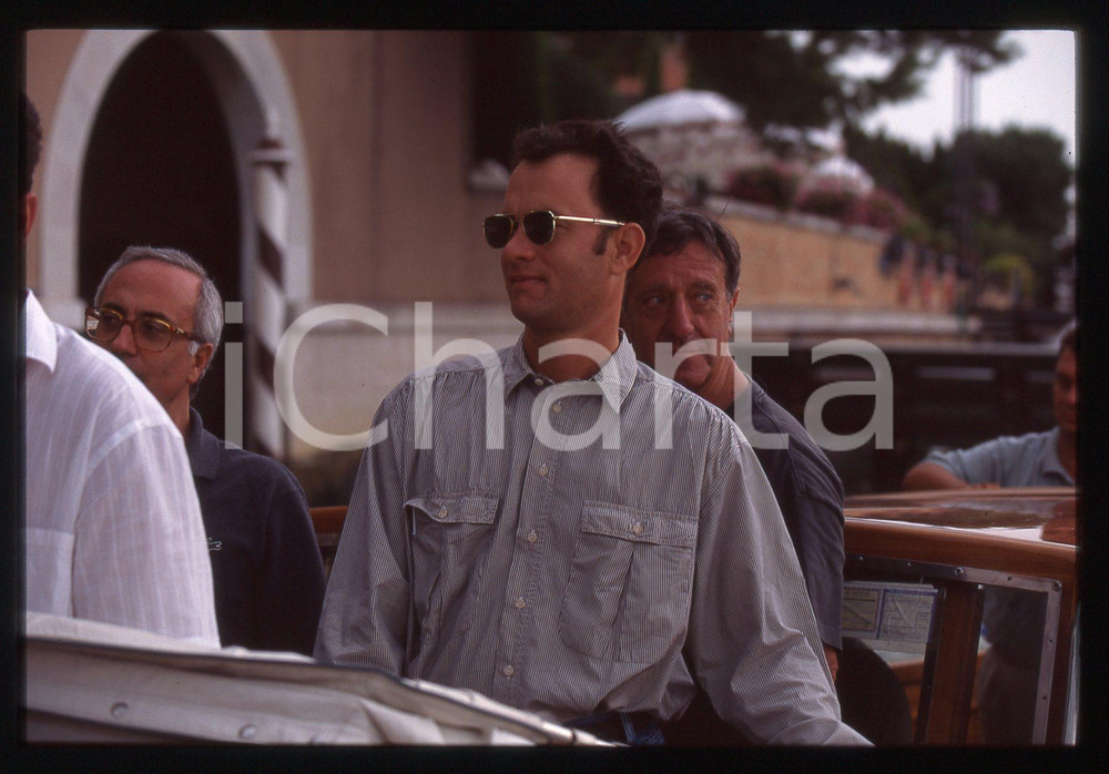 Tom HANKS - FESTIVAL CINEMA VENEZIA 1998 35 mm vintage slide 25 Diapositiva d'epoca, in formato 35 mm.CONDIZIONI: GOODE' severamente vietata la riproduzione. Tutti i diritti sono riservati.ICharta mette in vendita, sul negozio eBay e in esclusiva sul sito "icharta" il proprio archivio composto da numerose diapositive e negativi fotografici d'epoca, tutti originali e autentici, che attraversano la storia del costume italiano tra gli la fine degli anni Sessanta e Novanta.Si tratta di uno sguardo inedito sull'attualità, la politica, la vita quotidiana, il gossip e la cultura, che fotografa il cambiamento della nazione in quest'ultimo scorcio del XX secolo. Un'occasione unica per il mercato del collezionismo, che vede finalmente disponibile un archivio eccezionale per vastità, tematiche e condizioni, in un settore (il negativo fotografico e la diapositiva) di assoluta novità e dalle interessanti prospettive di investimento.  GOOD/buono   originale e autentica 1