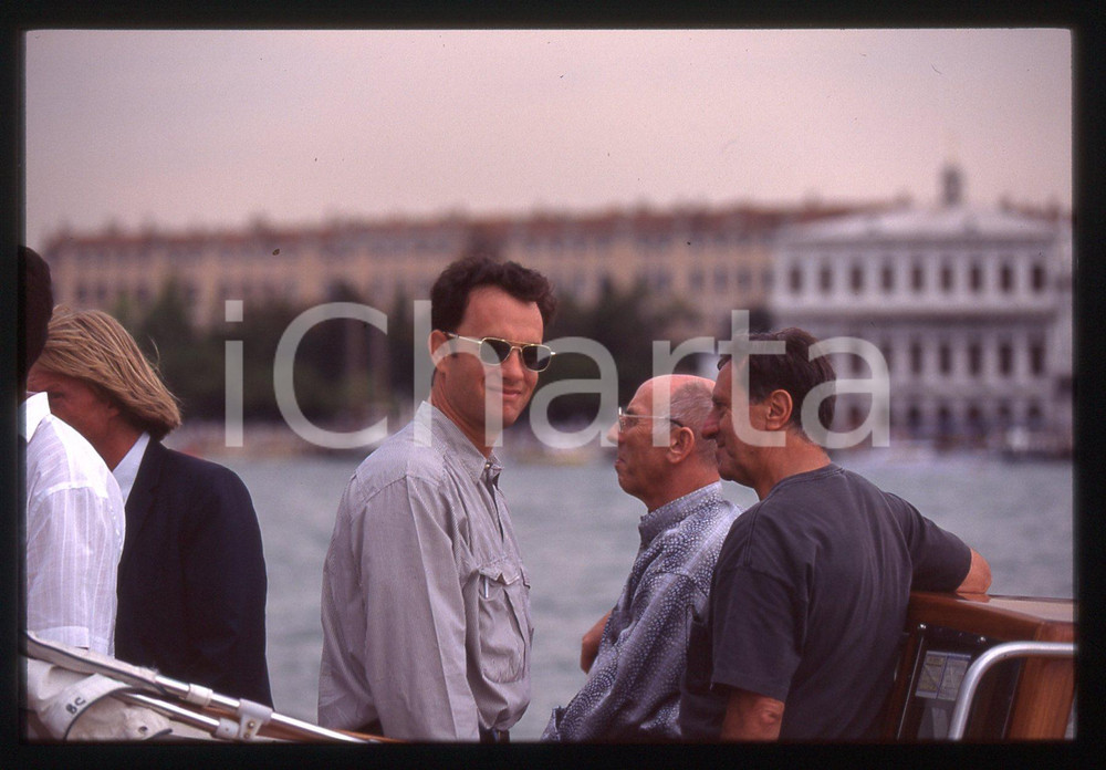 Tom HANKS - FESTIVAL CINEMA VENEZIA 1998 35 mm vintage slide 26 Diapositiva d'epoca, in formato 35 mm.CONDIZIONI: GOODE' severamente vietata la riproduzione. Tutti i diritti sono riservati.ICharta mette in vendita, sul negozio eBay e in esclusiva sul sito "icharta" il proprio archivio composto da numerose diapositive e negativi fotografici d'epoca, tutti originali e autentici, che attraversano la storia del costume italiano tra gli la fine degli anni Sessanta e Novanta.Si tratta di uno sguardo inedito sull'attualità, la politica, la vita quotidiana, il gossip e la cultura, che fotografa il cambiamento della nazione in quest'ultimo scorcio del XX secolo. Un'occasione unica per il mercato del collezionismo, che vede finalmente disponibile un archivio eccezionale per vastità, tematiche e condizioni, in un settore (il negativo fotografico e la diapositiva) di assoluta novità e dalle interessanti prospettive di investimento.  GOOD/buono   originale e autentica 1