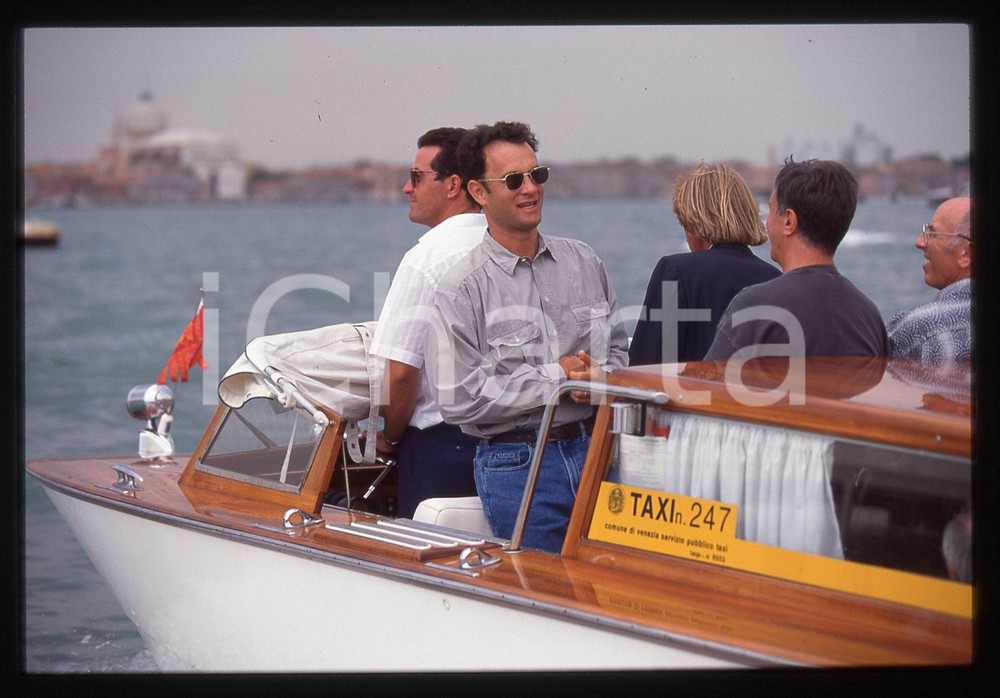 Tom HANKS - FESTIVAL CINEMA VENEZIA 1998 35 mm vintage slide 27 Diapositiva d'epoca, in formato 35 mm.CONDIZIONI: GOODE' severamente vietata la riproduzione. Tutti i diritti sono riservati.ICharta mette in vendita, sul negozio eBay e in esclusiva sul sito "icharta" il proprio archivio composto da numerose diapositive e negativi fotografici d'epoca, tutti originali e autentici, che attraversano la storia del costume italiano tra gli la fine degli anni Sessanta e Novanta.Si tratta di uno sguardo inedito sull'attualità, la politica, la vita quotidiana, il gossip e la cultura, che fotografa il cambiamento della nazione in quest'ultimo scorcio del XX secolo. Un'occasione unica per il mercato del collezionismo, che vede finalmente disponibile un archivio eccezionale per vastità, tematiche e condizioni, in un settore (il negativo fotografico e la diapositiva) di assoluta novità e dalle interessanti prospettive di investimento.  GOOD/buono   originale e autentica 1