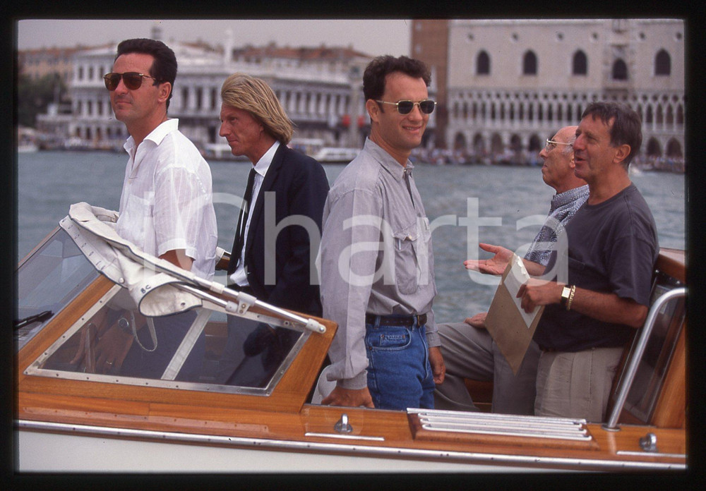 Tom HANKS - FESTIVAL CINEMA VENEZIA 1998 35 mm vintage slide 28 Diapositiva d'epoca, in formato 35 mm.CONDIZIONI: GOODE' severamente vietata la riproduzione. Tutti i diritti sono riservati. ICharta mette in vendita, sul negozio eBay e in esclusiva sul sito "icharta" il proprio archivio composto da numerose diapositive e negativi fotografici d'epoca, tutti originali e autentici, che attraversano la storia del costume italiano tra gli la fine degli anni Sessanta e Novanta.Si tratta di uno sguardo inedito sull'attualità, la politica, la vita quotidiana, il gossip e la cultura, che fotografa il cambiamento della nazione in quest'ultimo scorcio del XX secolo. Un'occasione unica per il mercato del collezionismo, che vede finalmente disponibile un archivio eccezionale per vastità, tematiche e condizioni, in un settore (il negativo fotografico e la diapositiva) di assoluta novità e dalle interessanti prospettive di investimento.  GOOD/buono   originale e autentica 1