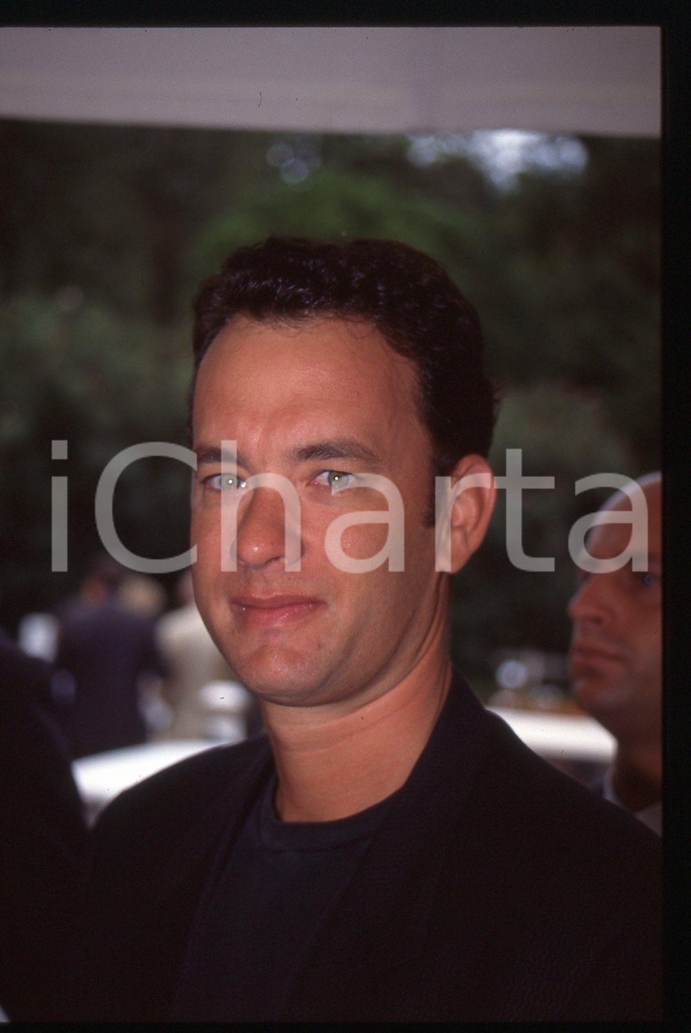 Tom HANKS - FESTIVAL CINEMA VENEZIA 1994 35 mm vintage slide 37 Diapositiva d'epoca, in formato 35 mm.CONDIZIONI: GOODE' severamente vietata la riproduzione. Tutti i diritti sono riservati.ICharta mette in vendita, sul negozio eBay e in esclusiva sul sito "icharta" il proprio archivio composto da numerose diapositive e negativi fotografici d'epoca, tutti originali e autentici, che attraversano la storia del costume italiano tra gli la fine degli anni Sessanta e Novanta.Si tratta di uno sguardo inedito sull'attualità, la politica, la vita quotidiana, il gossip e la cultura, che fotografa il cambiamento della nazione in quest'ultimo scorcio del XX secolo. Un'occasione unica per il mercato del collezionismo, che vede finalmente disponibile un archivio eccezionale per vastità, tematiche e condizioni, in un settore (il negativo fotografico e la diapositiva) di assoluta novità e dalle interessanti prospettive di investimento.  GOOD/buono   originale e autentica 1