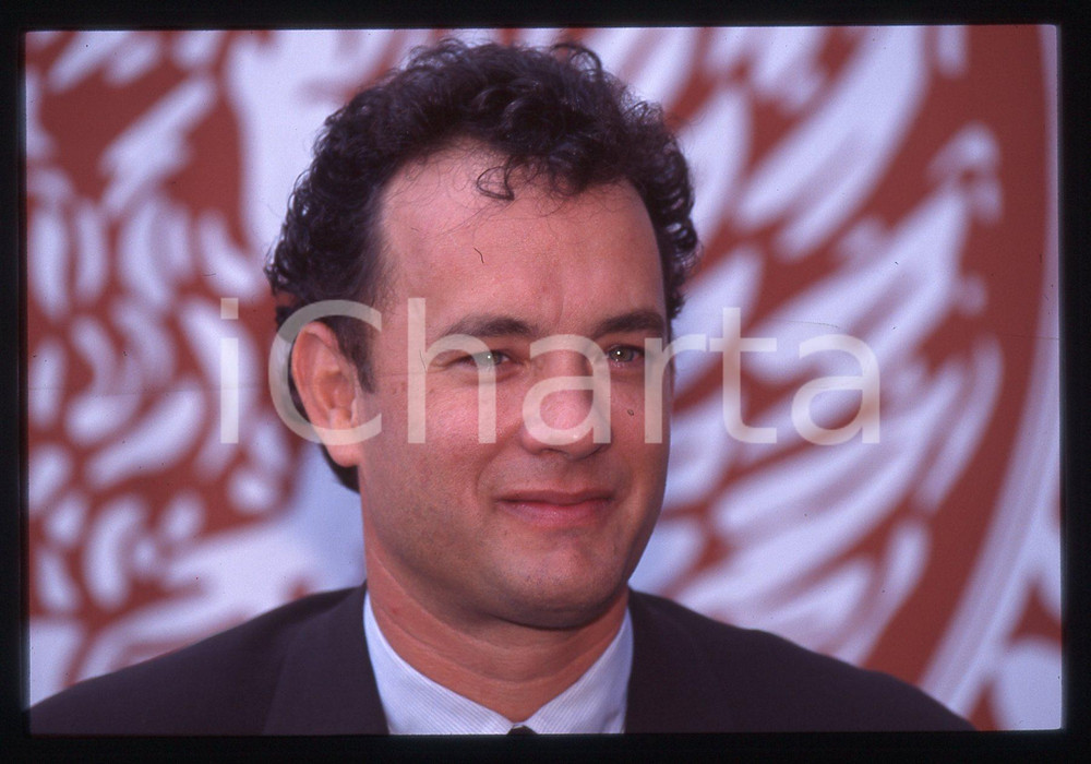 Tom HANKS - FESTIVAL CINEMA VENEZIA 1995 35 mm vintage slide Diapositiva d'epoca, in formato 35 mm.CONDIZIONI: GOODE' severamente vietata la riproduzione. Tutti i diritti sono riservati.ICharta mette in vendita, sul negozio eBay e in esclusiva sul sito "icharta" il proprio archivio composto da numerose diapositive e negativi fotografici d'epoca, tutti originali e autentici, che attraversano la storia del costume italiano tra gli la fine degli anni Sessanta e Novanta.Si tratta di uno sguardo inedito sull'attualità, la politica, la vita quotidiana, il gossip e la cultura, che fotografa il cambiamento della nazione in quest'ultimo scorcio del XX secolo. Un'occasione unica per il mercato del collezionismo, che vede finalmente disponibile un archivio eccezionale per vastità, tematiche e condizioni, in un settore (il negativo fotografico e la diapositiva) di assoluta novità e dalle interessanti prospettive di investimento.  GOOD/buono   originale e autentica 1