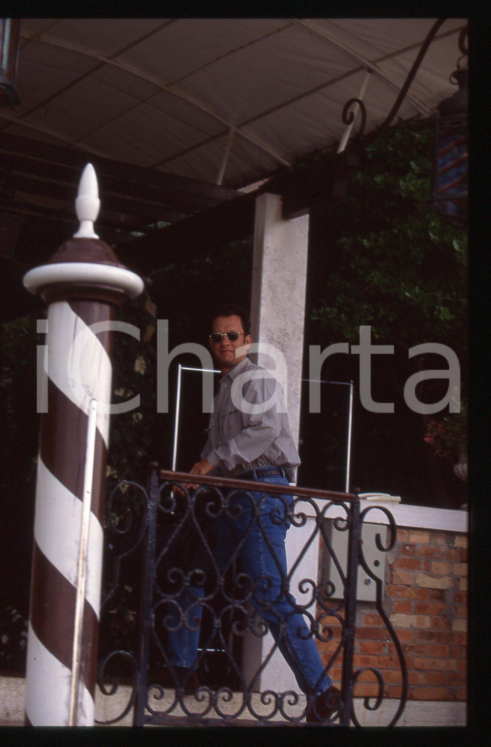 Tom HANKS - FESTIVAL CINEMA VENEZIA 1998 35 mm vintage slide 30 Diapositiva d'epoca, in formato 35 mm.CONDIZIONI: GOODE' severamente vietata la riproduzione. Tutti i diritti sono riservati.ICharta mette in vendita, sul negozio eBay e in esclusiva sul sito "icharta" il proprio archivio composto da numerose diapositive e negativi fotografici d'epoca, tutti originali e autentici, che attraversano la storia del costume italiano tra gli la fine degli anni Sessanta e Novanta.Si tratta di uno sguardo inedito sull'attualità, la politica, la vita quotidiana, il gossip e la cultura, che fotografa il cambiamento della nazione in quest'ultimo scorcio del XX secolo. Un'occasione unica per il mercato del collezionismo, che vede finalmente disponibile un archivio eccezionale per vastità, tematiche e condizioni, in un settore (il negativo fotografico e la diapositiva) di assoluta novità e dalle interessanti prospettive di investimento.  GOOD/buono   originale e autentica 1