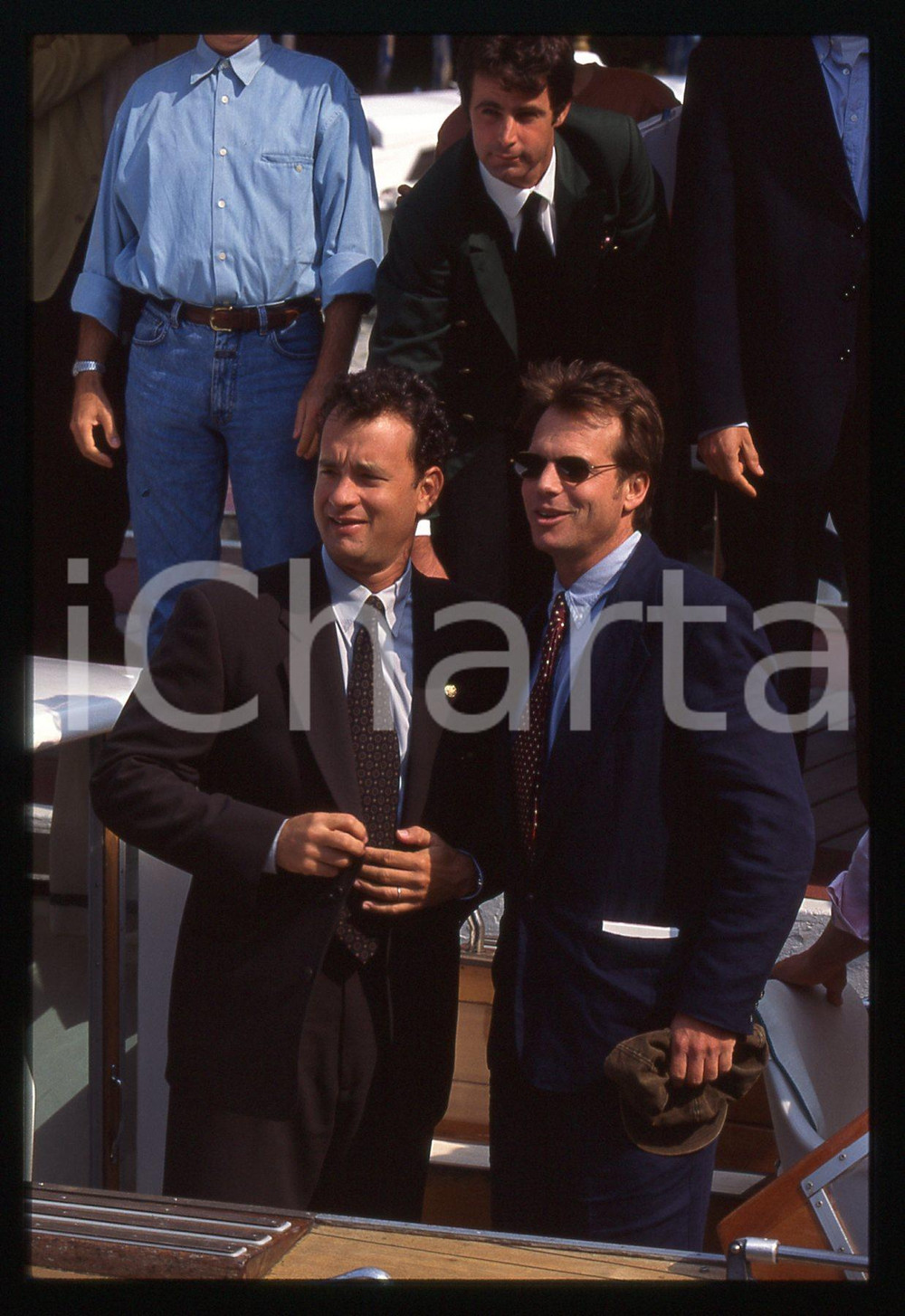 Tom HANKS e Bill PAXTON - FESTIVAL CINEMA VENEZIA 1995 35 mm vintage slide 4 Diapositiva d'epoca, in formato 35 mm.CONDIZIONI: GOODE' severamente vietata la riproduzione. Tutti i diritti sono riservati.ICharta mette in vendita, sul negozio eBay e in esclusiva sul sito "icharta" il proprio archivio composto da numerose diapositive e negativi fotografici d'epoca, tutti originali e autentici, che attraversano la storia del costume italiano tra gli la fine degli anni Sessanta e Novanta.Si tratta di uno sguardo inedito sull'attualità, la politica, la vita quotidiana, il gossip e la cultura, che fotografa il cambiamento della nazione in quest'ultimo scorcio del XX secolo. Un'occasione unica per il mercato del collezionismo, che vede finalmente disponibile un archivio eccezionale per vastità, tematiche e condizioni, in un settore (il negativo fotografico e la diapositiva) di assoluta novità e dalle interessanti prospettive di investimento.  GOOD/buono   originale e autentica 1