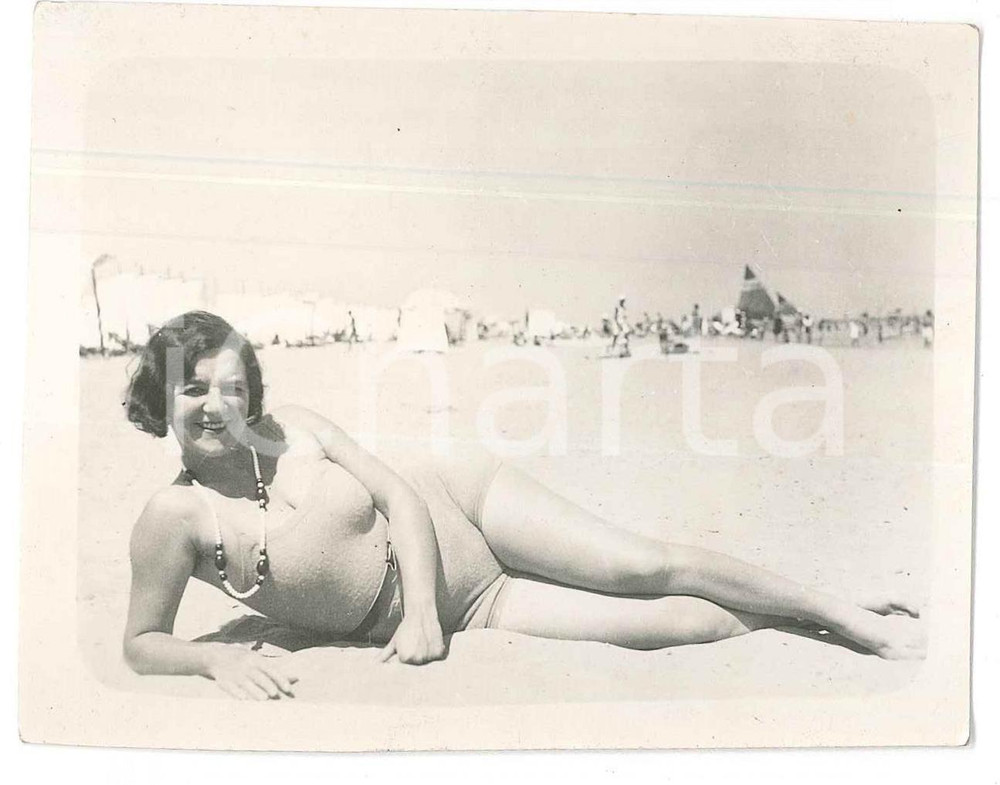 1930 ca RIVIERA ADRIATICA (?) Donna in posa da pin-up - Fotografia anonima 10x7 Fotografia d'epoca. FAIR/discreto Lievi smussature  agli angoli Formato: 10x7 cm originale e autentica 1