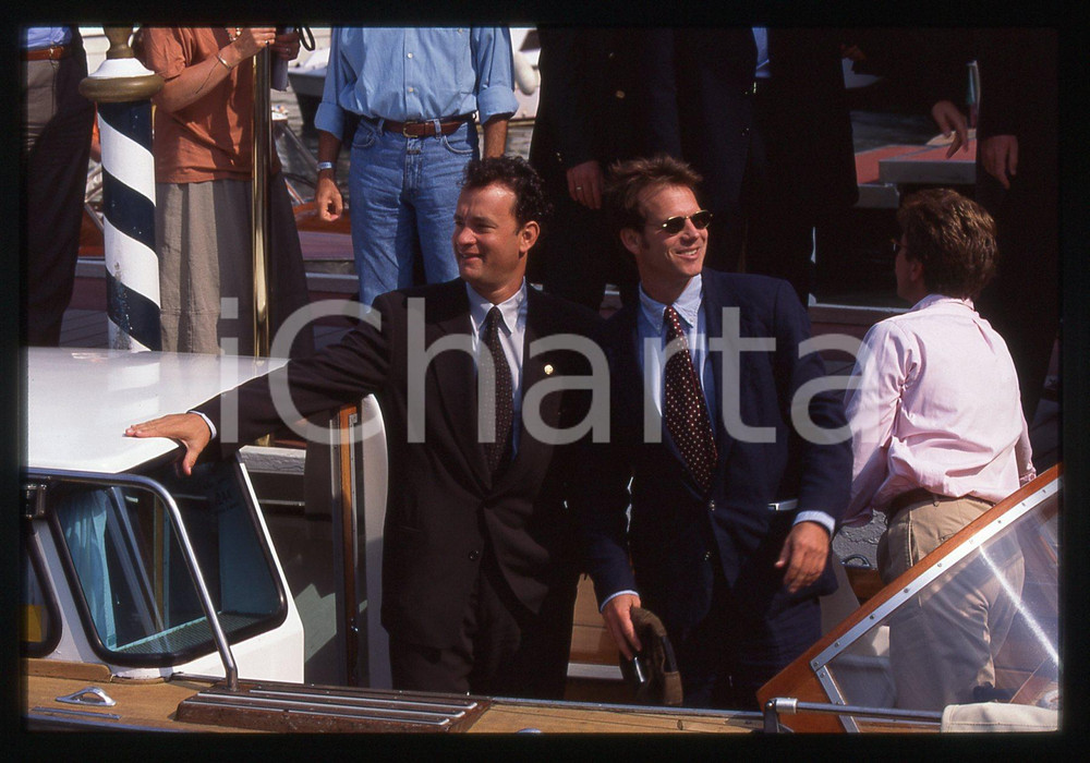 Tom HANKS e Bill PAXTON - FESTIVAL CINEMA VENEZIA 1995 35 mm vintage slide 5 Diapositiva d'epoca, in formato 35 mm.CONDIZIONI: GOODE' severamente vietata la riproduzione. Tutti i diritti sono riservati.ICharta mette in vendita, sul negozio eBay e in esclusiva sul sito "icharta" il proprio archivio composto da numerose diapositive e negativi fotografici d'epoca, tutti originali e autentici, che attraversano la storia del costume italiano tra gli la fine degli anni Sessanta e Novanta.Si tratta di uno sguardo inedito sull'attualità, la politica, la vita quotidiana, il gossip e la cultura, che fotografa il cambiamento della nazione in quest'ultimo scorcio del XX secolo. Un'occasione unica per il mercato del collezionismo, che vede finalmente disponibile un archivio eccezionale per vastità, tematiche e condizioni, in un settore (il negativo fotografico e la diapositiva) di assoluta novità e dalle interessanti prospettive di investimento.  GOOD/buono   originale e autentica 1