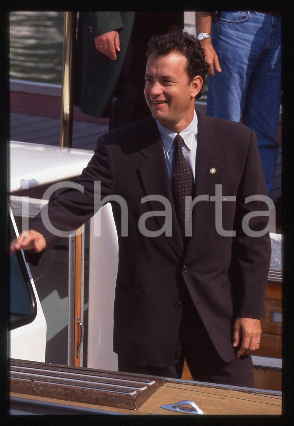 Tom HANKS - FESTIVAL CINEMA VENEZIA 1995 35 mm vintage slide 2 Diapositiva d'epoca, in formato 35 mm.CONDIZIONI: GOODE' severamente vietata la riproduzione. Tutti i diritti sono riservati.ICharta mette in vendita, sul negozio eBay e in esclusiva sul sito "icharta" il proprio archivio composto da numerose diapositive e negativi fotografici d'epoca, tutti originali e autentici, che attraversano la storia del costume italiano tra gli la fine degli anni Sessanta e Novanta.Si tratta di uno sguardo inedito sull'attualità, la politica, la vita quotidiana, il gossip e la cultura, che fotografa il cambiamento della nazione in quest'ultimo scorcio del XX secolo. Un'occasione unica per il mercato del collezionismo, che vede finalmente disponibile un archivio eccezionale per vastità, tematiche e condizioni, in un settore (il negativo fotografico e la diapositiva) di assoluta novità e dalle interessanti prospettive di investimento.  GOOD/buono   originale e autentica 1