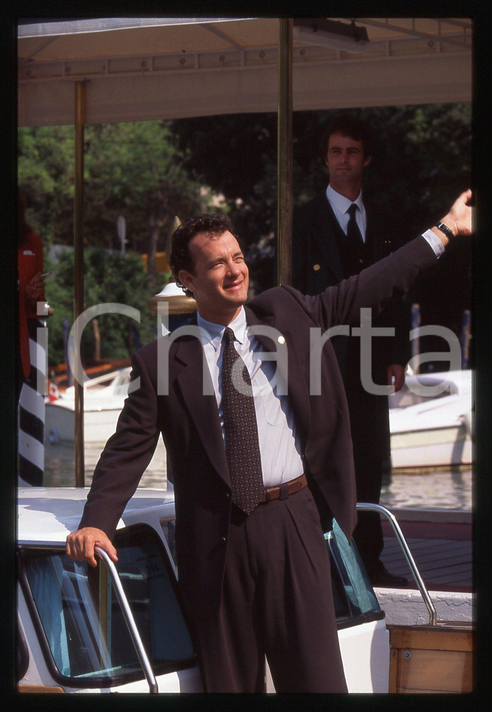 Tom HANKS - FESTIVAL CINEMA VENEZIA 1995 35 mm vintage slide 3 Diapositiva d'epoca, in formato 35 mm.CONDIZIONI: GOODE' severamente vietata la riproduzione. Tutti i diritti sono riservati.ICharta mette in vendita, sul negozio eBay e in esclusiva sul sito "icharta" il proprio archivio composto da numerose diapositive e negativi fotografici d'epoca, tutti originali e autentici, che attraversano la storia del costume italiano tra gli la fine degli anni Sessanta e Novanta.Si tratta di uno sguardo inedito sull'attualità, la politica, la vita quotidiana, il gossip e la cultura, che fotografa il cambiamento della nazione in quest'ultimo scorcio del XX secolo. Un'occasione unica per il mercato del collezionismo, che vede finalmente disponibile un archivio eccezionale per vastità, tematiche e condizioni, in un settore (il negativo fotografico e la diapositiva) di assoluta novità e dalle interessanti prospettive di investimento.  GOOD/buono   originale e autentica 1