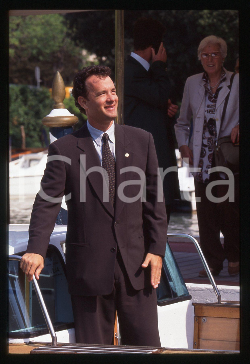 Tom HANKS - FESTIVAL CINEMA VENEZIA 1995 35 mm vintage slide 5 Diapositiva d'epoca, in formato 35 mm.CONDIZIONI: GOODE' severamente vietata la riproduzione. Tutti i diritti sono riservati. ICharta mette in vendita, sul negozio eBay e in esclusiva sul sito "icharta" il proprio archivio composto da numerose diapositive e negativi fotografici d'epoca, tutti originali e autentici, che attraversano la storia del costume italiano tra gli la fine degli anni Sessanta e Novanta.Si tratta di uno sguardo inedito sull'attualità, la politica, la vita quotidiana, il gossip e la cultura, che fotografa il cambiamento della nazione in quest'ultimo scorcio del XX secolo. Un'occasione unica per il mercato del collezionismo, che vede finalmente disponibile un archivio eccezionale per vastità, tematiche e condizioni, in un settore (il negativo fotografico e la diapositiva) di assoluta novità e dalle interessanti prospettive di investimento.  GOOD/buono   originale e autentica 1
