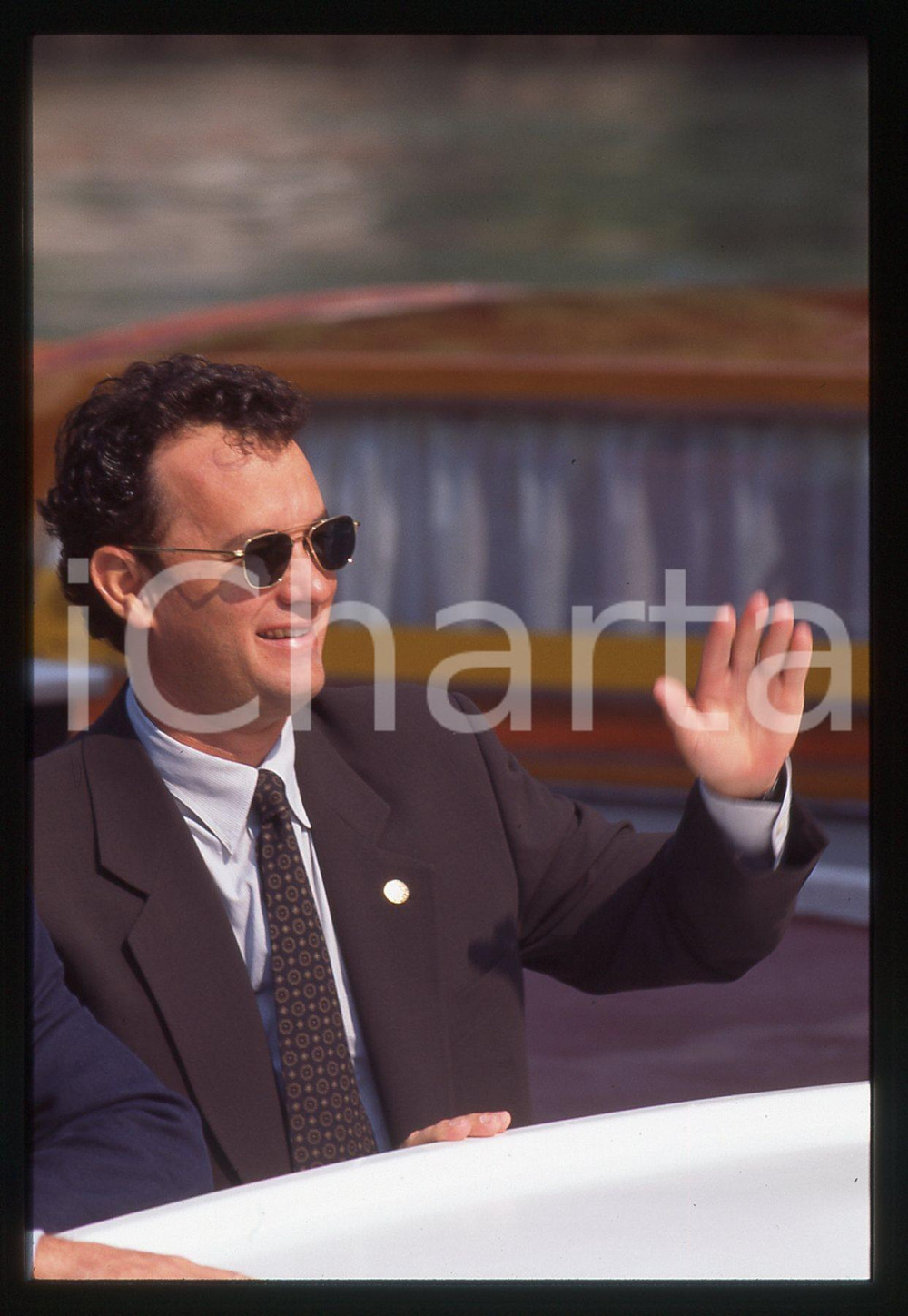 Tom HANKS - FESTIVAL CINEMA VENEZIA 1995 35 mm vintage slide 6 Diapositiva d'epoca, in formato 35 mm.CONDIZIONI: GOODE' severamente vietata la riproduzione. Tutti i diritti sono riservati.ICharta mette in vendita, sul negozio eBay e in esclusiva sul sito "icharta" il proprio archivio composto da numerose diapositive e negativi fotografici d'epoca, tutti originali e autentici, che attraversano la storia del costume italiano tra gli la fine degli anni Sessanta e Novanta.Si tratta di uno sguardo inedito sull'attualità, la politica, la vita quotidiana, il gossip e la cultura, che fotografa il cambiamento della nazione in quest'ultimo scorcio del XX secolo. Un'occasione unica per il mercato del collezionismo, che vede finalmente disponibile un archivio eccezionale per vastità, tematiche e condizioni, in un settore (il negativo fotografico e la diapositiva) di assoluta novità e dalle interessanti prospettive di investimento.  GOOD/buono   originale e autentica 1
