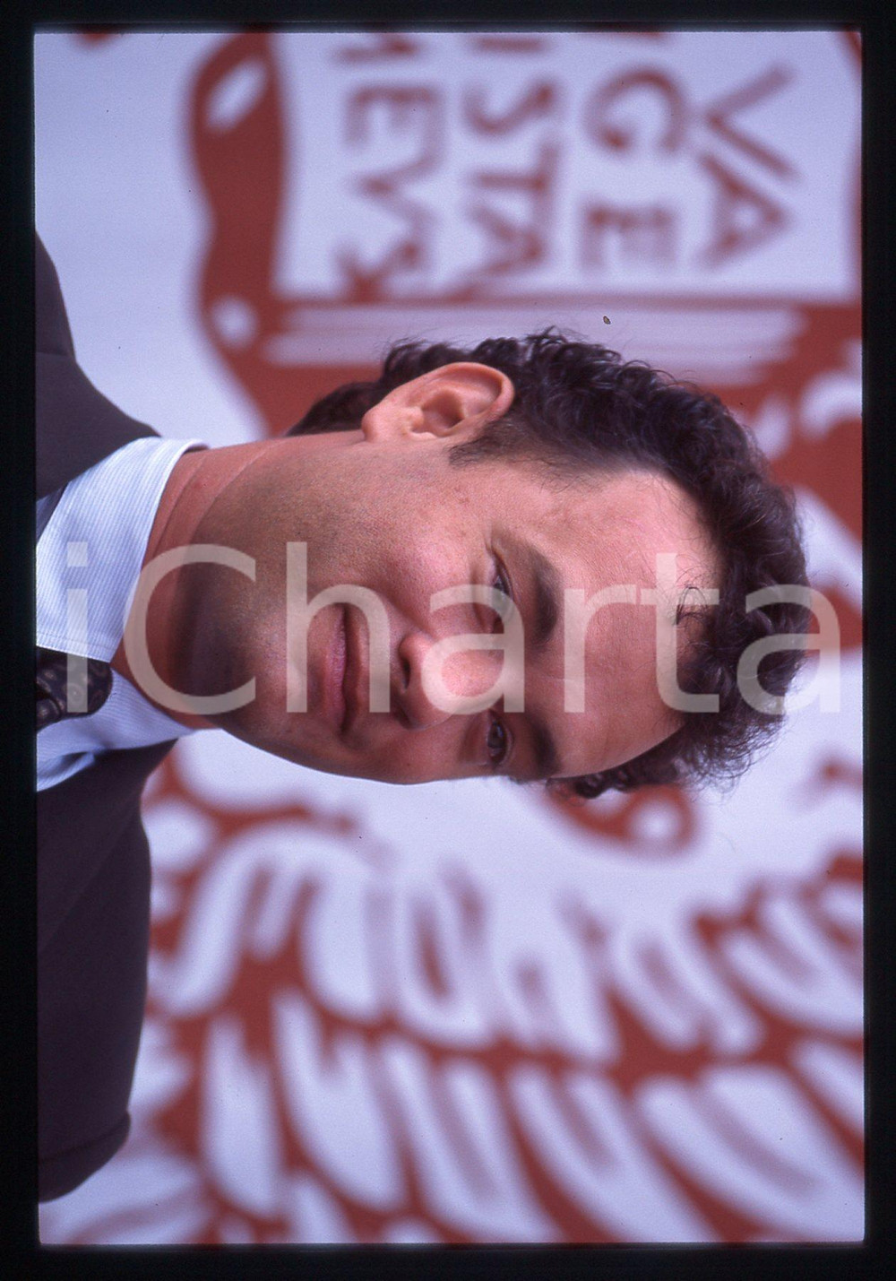 Tom HANKS - FESTIVAL CINEMA VENEZIA 1995 35 mm vintage slide 7 Diapositiva d'epoca, in formato 35 mm.CONDIZIONI: GOODE' severamente vietata la riproduzione. Tutti i diritti sono riservati. ICharta mette in vendita, sul negozio eBay e in esclusiva sul sito "icharta" il proprio archivio composto da numerose diapositive e negativi fotografici d'epoca, tutti originali e autentici, che attraversano la storia del costume italiano tra gli la fine degli anni Sessanta e Novanta.Si tratta di uno sguardo inedito sull'attualità, la politica, la vita quotidiana, il gossip e la cultura, che fotografa il cambiamento della nazione in quest'ultimo scorcio del XX secolo. Un'occasione unica per il mercato del collezionismo, che vede finalmente disponibile un archivio eccezionale per vastità, tematiche e condizioni, in un settore (il negativo fotografico e la diapositiva) di assoluta novità e dalle interessanti prospettive di investimento.  GOOD/buono   originale e autentica 1