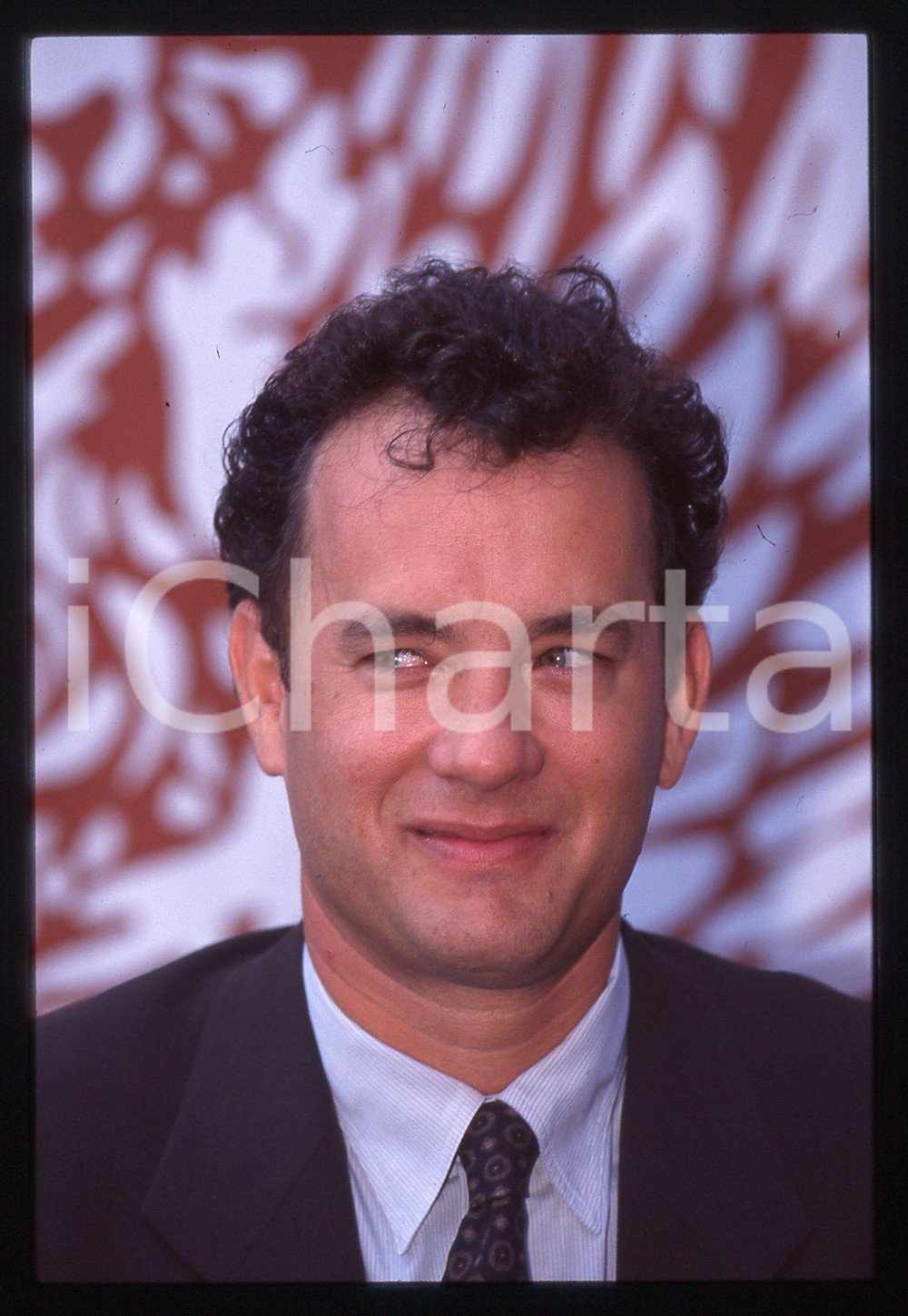 Tom HANKS - FESTIVAL CINEMA VENEZIA 1995 35 mm vintage slide 8 Diapositiva d'epoca, in formato 35 mm.CONDIZIONI: GOODE' severamente vietata la riproduzione. Tutti i diritti sono riservati.ICharta mette in vendita, sul negozio eBay e in esclusiva sul sito "icharta" il proprio archivio composto da numerose diapositive e negativi fotografici d'epoca, tutti originali e autentici, che attraversano la storia del costume italiano tra gli la fine degli anni Sessanta e Novanta.Si tratta di uno sguardo inedito sull'attualità, la politica, la vita quotidiana, il gossip e la cultura, che fotografa il cambiamento della nazione in quest'ultimo scorcio del XX secolo. Un'occasione unica per il mercato del collezionismo, che vede finalmente disponibile un archivio eccezionale per vastità, tematiche e condizioni, in un settore (il negativo fotografico e la diapositiva) di assoluta novità e dalle interessanti prospettive di investimento.  GOOD/buono   originale e autentica 1