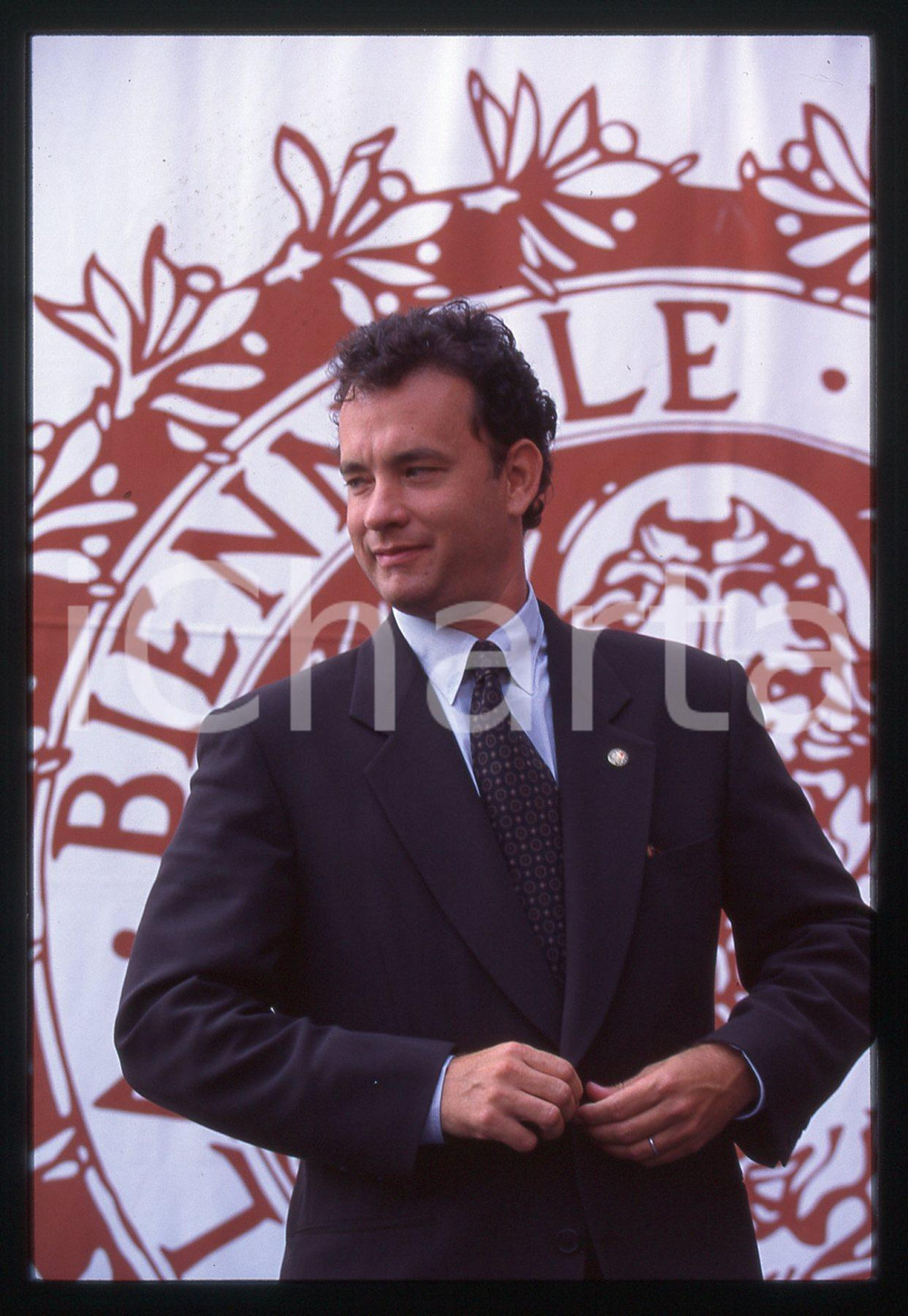 Tom HANKS - FESTIVAL CINEMA VENEZIA 1995 35 mm vintage slide 11 Diapositiva d'epoca, in formato 35 mm.CONDIZIONI: GOODE' severamente vietata la riproduzione. Tutti i diritti sono riservati.ICharta mette in vendita, sul negozio eBay e in esclusiva sul sito "icharta" il proprio archivio composto da numerose diapositive e negativi fotografici d'epoca, tutti originali e autentici, che attraversano la storia del costume italiano tra gli la fine degli anni Sessanta e Novanta.Si tratta di uno sguardo inedito sull'attualità, la politica, la vita quotidiana, il gossip e la cultura, che fotografa il cambiamento della nazione in quest'ultimo scorcio del XX secolo. Un'occasione unica per il mercato del collezionismo, che vede finalmente disponibile un archivio eccezionale per vastità, tematiche e condizioni, in un settore (il negativo fotografico e la diapositiva) di assoluta novità e dalle interessanti prospettive di investimento.  GOOD/buono   originale e autentica 1