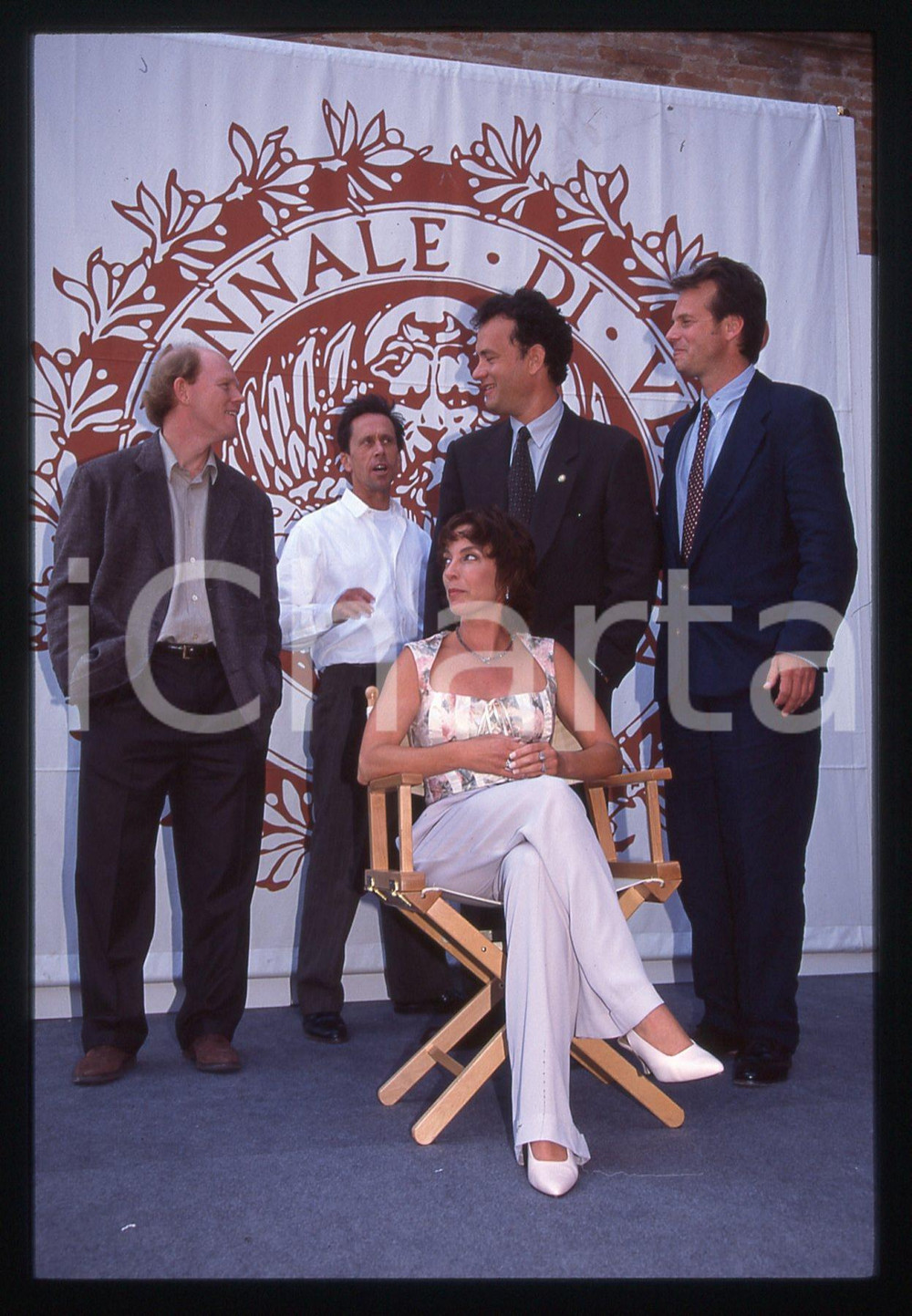 Tom HANKS Ron HOWARD Bill PAXTON - FESTIVAL VENEZIA 1995 35 mm vintage slide Nella diapositiva è inoltre presente Kathleen Quinlan.Diapositiva d'epoca, in formato 35 mm.CONDIZIONI: GOODE' severamente vietata la riproduzione. Tutti i diritti sono riservati.ICharta mette in vendita, sul negozio eBay e in esclusiva sul sito "icharta" il proprio archivio composto da numerose diapositive e negativi fotografici d'epoca, tutti originali e autentici, che attraversano la storia del costume italiano tra gli la fine degli anni Sessanta e Novanta.Si tratta di uno sguardo inedito sull'attualità, la politica, la vita quotidiana, il gossip e la cultura, che fotografa il cambiamento della nazione in quest'ultimo scorcio del XX secolo. Un'occasione unica per il mercato del collezionismo, che vede finalmente disponibile un archivio eccezionale per vastità, tematiche e condizioni, in un settore (il negativo fotografico e la diapositiva) di assoluta novità e dalle interessanti prospettive di investimento.  GOOD/buono   originale e autentica 1