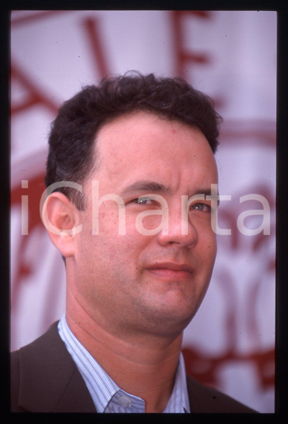 Tom HANKS - FESTIVAL CINEMA VENEZIA 1995 35 mm vintage slide 12 Diapositiva d'epoca, in formato 35 mm.CONDIZIONI: GOODE' severamente vietata la riproduzione. Tutti i diritti sono riservati.ICharta mette in vendita, sul negozio eBay e in esclusiva sul sito "icharta" il proprio archivio composto da numerose diapositive e negativi fotografici d'epoca, tutti originali e autentici, che attraversano la storia del costume italiano tra gli la fine degli anni Sessanta e Novanta.Si tratta di uno sguardo inedito sull'attualità, la politica, la vita quotidiana, il gossip e la cultura, che fotografa il cambiamento della nazione in quest'ultimo scorcio del XX secolo. Un'occasione unica per il mercato del collezionismo, che vede finalmente disponibile un archivio eccezionale per vastità, tematiche e condizioni, in un settore (il negativo fotografico e la diapositiva) di assoluta novità e dalle interessanti prospettive di investimento.  GOOD/buono   originale e autentica 1