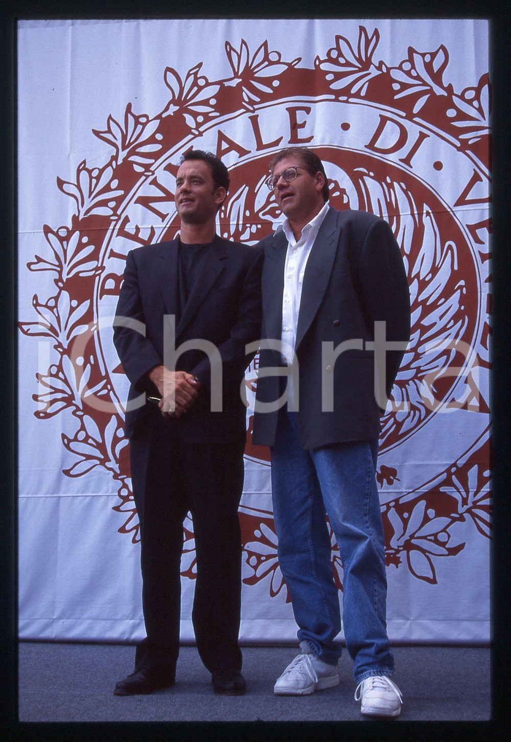 Tom HANKS e Robert ZEMECKIS FESTIVAL CINEMA VENEZIA 1994 35 mm vintage slide 3 Diapositiva d'epoca, in formato 35 mm.CONDIZIONI: GOODE' severamente vietata la riproduzione. Tutti i diritti sono riservati.ICharta mette in vendita, sul negozio eBay e in esclusiva sul sito "icharta" il proprio archivio composto da numerose diapositive e negativi fotografici d'epoca, tutti originali e autentici, che attraversano la storia del costume italiano tra gli la fine degli anni Sessanta e Novanta.Si tratta di uno sguardo inedito sull'attualità, la politica, la vita quotidiana, il gossip e la cultura, che fotografa il cambiamento della nazione in quest'ultimo scorcio del XX secolo. Un'occasione unica per il mercato del collezionismo, che vede finalmente disponibile un archivio eccezionale per vastità, tematiche e condizioni, in un settore (il negativo fotografico e la diapositiva) di assoluta novità e dalle interessanti prospettive di investimento.  GOOD/buono   originale e autentica 1