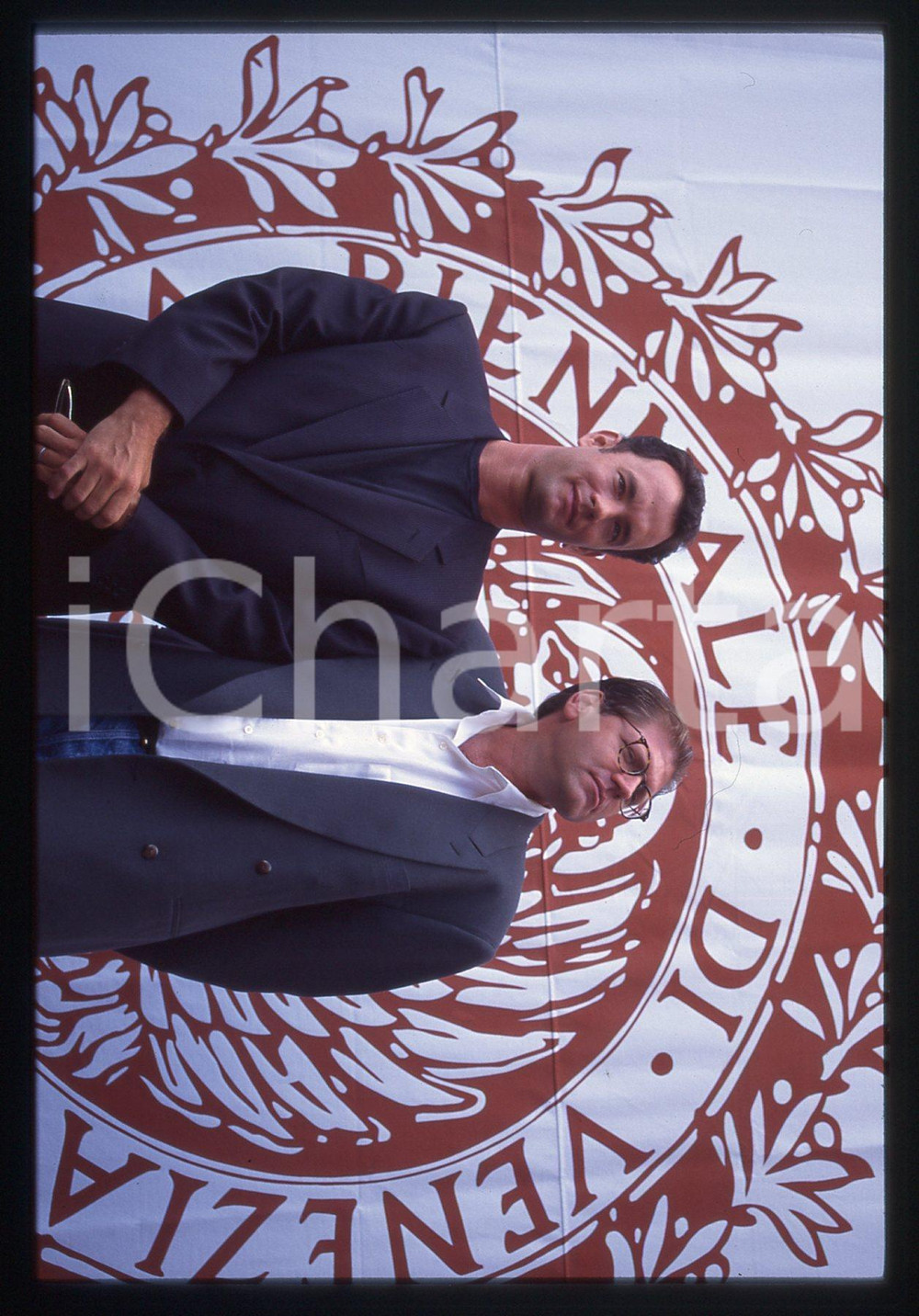 Tom HANKS e Robert ZEMECKIS FESTIVAL CINEMA VENEZIA 1994 35 mm vintage slide 5 Diapositiva d'epoca, in formato 35 mm.CONDIZIONI: GOODE' severamente vietata la riproduzione. Tutti i diritti sono riservati.ICharta mette in vendita, sul negozio eBay e in esclusiva sul sito "icharta" il proprio archivio composto da numerose diapositive e negativi fotografici d'epoca, tutti originali e autentici, che attraversano la storia del costume italiano tra gli la fine degli anni Sessanta e Novanta.Si tratta di uno sguardo inedito sull'attualità, la politica, la vita quotidiana, il gossip e la cultura, che fotografa il cambiamento della nazione in quest'ultimo scorcio del XX secolo. Un'occasione unica per il mercato del collezionismo, che vede finalmente disponibile un archivio eccezionale per vastità, tematiche e condizioni, in un settore (il negativo fotografico e la diapositiva) di assoluta novità e dalle interessanti prospettive di investimento.  GOOD/buono   originale e autentica 1