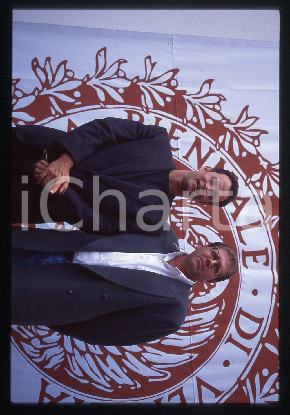 Tom HANKS e Robert ZEMECKIS FESTIVAL CINEMA VENEZIA 1994 35 mm vintage slide 6 Diapositiva d'epoca, in formato 35 mm.CONDIZIONI: GOODE' severamente vietata la riproduzione. Tutti i diritti sono riservati.ICharta mette in vendita, sul negozio eBay e in esclusiva sul sito "icharta" il proprio archivio composto da numerose diapositive e negativi fotografici d'epoca, tutti originali e autentici, che attraversano la storia del costume italiano tra gli la fine degli anni Sessanta e Novanta.Si tratta di uno sguardo inedito sull'attualità, la politica, la vita quotidiana, il gossip e la cultura, che fotografa il cambiamento della nazione in quest'ultimo scorcio del XX secolo. Un'occasione unica per il mercato del collezionismo, che vede finalmente disponibile un archivio eccezionale per vastità, tematiche e condizioni, in un settore (il negativo fotografico e la diapositiva) di assoluta novità e dalle interessanti prospettive di investimento.  GOOD/buono   originale e autentica 1