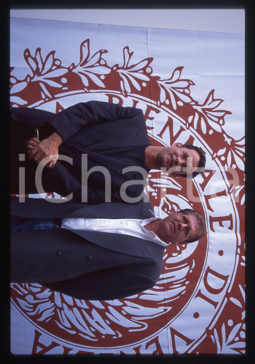 Tom HANKS e Robert ZEMECKIS FESTIVAL CINEMA VENEZIA 1994 35 mm vintage slide 7 Diapositiva d'epoca, in formato 35 mm.CONDIZIONI: GOODE' severamente vietata la riproduzione. Tutti i diritti sono riservati.ICharta mette in vendita, sul negozio eBay e in esclusiva sul sito "icharta" il proprio archivio composto da numerose diapositive e negativi fotografici d'epoca, tutti originali e autentici, che attraversano la storia del costume italiano tra gli la fine degli anni Sessanta e Novanta.Si tratta di uno sguardo inedito sull'attualità, la politica, la vita quotidiana, il gossip e la cultura, che fotografa il cambiamento della nazione in quest'ultimo scorcio del XX secolo. Un'occasione unica per il mercato del collezionismo, che vede finalmente disponibile un archivio eccezionale per vastità, tematiche e condizioni, in un settore (il negativo fotografico e la diapositiva) di assoluta novità e dalle interessanti prospettive di investimento.  GOOD/buono   originale e autentica 1