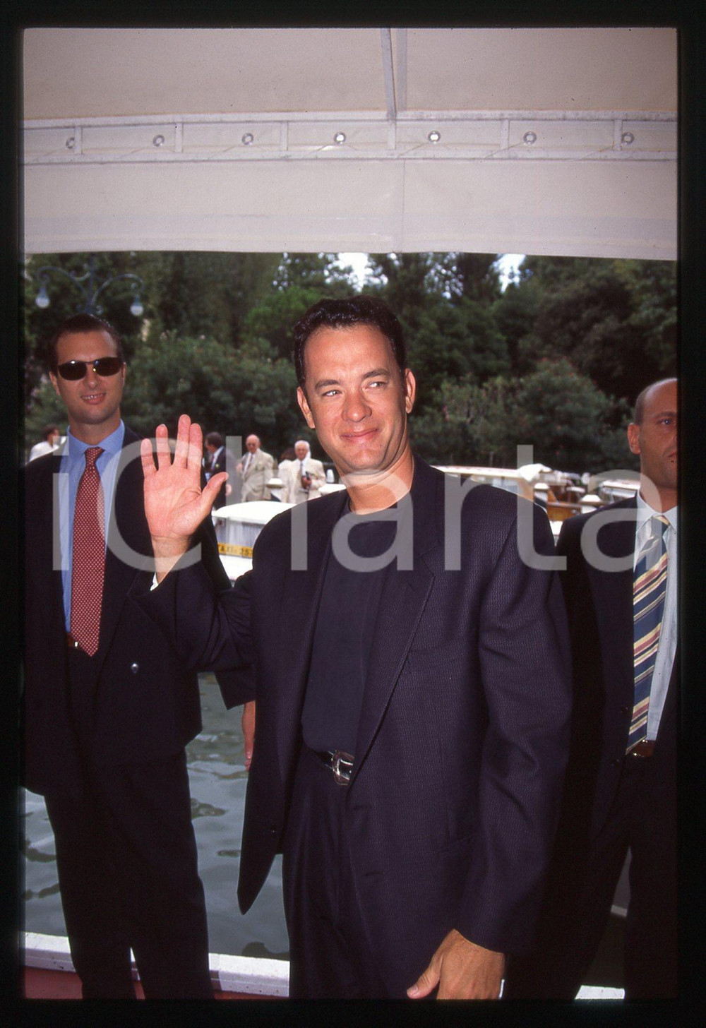 Tom HANKS - FESTIVAL CINEMA VENEZIA 1994 35 mm vintage slide 38 Diapositiva d'epoca, in formato 35 mm.CONDIZIONI: GOODE' severamente vietata la riproduzione. Tutti i diritti sono riservati.ICharta mette in vendita, sul negozio eBay e in esclusiva sul sito "icharta" il proprio archivio composto da numerose diapositive e negativi fotografici d'epoca, tutti originali e autentici, che attraversano la storia del costume italiano tra gli la fine degli anni Sessanta e Novanta.Si tratta di uno sguardo inedito sull'attualità, la politica, la vita quotidiana, il gossip e la cultura, che fotografa il cambiamento della nazione in quest'ultimo scorcio del XX secolo. Un'occasione unica per il mercato del collezionismo, che vede finalmente disponibile un archivio eccezionale per vastità, tematiche e condizioni, in un settore (il negativo fotografico e la diapositiva) di assoluta novità e dalle interessanti prospettive di investimento.  GOOD/buono   originale e autentica 1