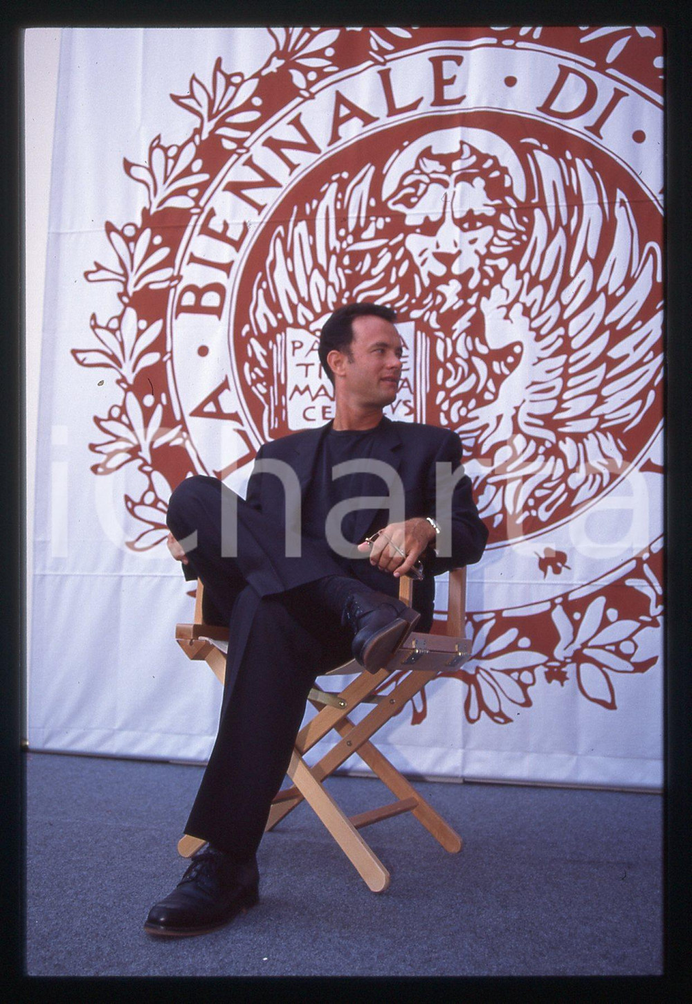Tom HANKS - FESTIVAL CINEMA VENEZIA 1994 35 mm vintage slide 39 Diapositiva d'epoca, in formato 35 mm.CONDIZIONI: GOODE' severamente vietata la riproduzione. Tutti i diritti sono riservati.ICharta mette in vendita, sul negozio eBay e in esclusiva sul sito "icharta" il proprio archivio composto da numerose diapositive e negativi fotografici d'epoca, tutti originali e autentici, che attraversano la storia del costume italiano tra gli la fine degli anni Sessanta e Novanta.Si tratta di uno sguardo inedito sull'attualità, la politica, la vita quotidiana, il gossip e la cultura, che fotografa il cambiamento della nazione in quest'ultimo scorcio del XX secolo. Un'occasione unica per il mercato del collezionismo, che vede finalmente disponibile un archivio eccezionale per vastità, tematiche e condizioni, in un settore (il negativo fotografico e la diapositiva) di assoluta novità e dalle interessanti prospettive di investimento.  GOOD/buono   originale e autentica 1