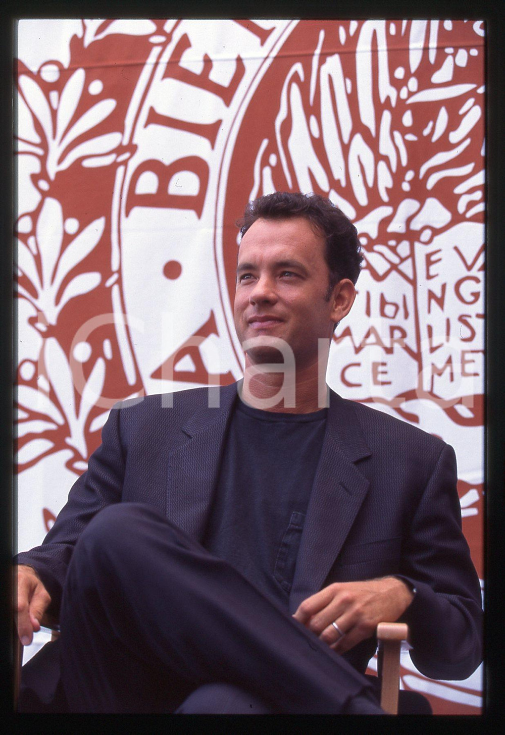 Tom HANKS - FESTIVAL CINEMA VENEZIA 1994 35 mm vintage slide 40 Diapositiva d'epoca, in formato 35 mm.CONDIZIONI: GOODE' severamente vietata la riproduzione. Tutti i diritti sono riservati.ICharta mette in vendita, sul negozio eBay e in esclusiva sul sito "icharta" il proprio archivio composto da numerose diapositive e negativi fotografici d'epoca, tutti originali e autentici, che attraversano la storia del costume italiano tra gli la fine degli anni Sessanta e Novanta.Si tratta di uno sguardo inedito sull'attualità, la politica, la vita quotidiana, il gossip e la cultura, che fotografa il cambiamento della nazione in quest'ultimo scorcio del XX secolo. Un'occasione unica per il mercato del collezionismo, che vede finalmente disponibile un archivio eccezionale per vastità, tematiche e condizioni, in un settore (il negativo fotografico e la diapositiva) di assoluta novità e dalle interessanti prospettive di investimento.  GOOD/buono   originale e autentica 1
