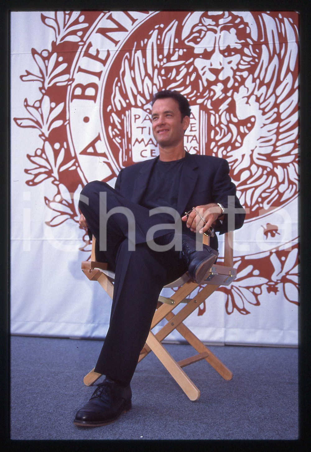 Tom HANKS - FESTIVAL CINEMA VENEZIA 1994 35 mm vintage slide 41 Diapositiva d'epoca, in formato 35 mm.CONDIZIONI: GOODE' severamente vietata la riproduzione. Tutti i diritti sono riservati.ICharta mette in vendita, sul negozio eBay e in esclusiva sul sito "icharta" il proprio archivio composto da numerose diapositive e negativi fotografici d'epoca, tutti originali e autentici, che attraversano la storia del costume italiano tra gli la fine degli anni Sessanta e Novanta.Si tratta di uno sguardo inedito sull'attualità, la politica, la vita quotidiana, il gossip e la cultura, che fotografa il cambiamento della nazione in quest'ultimo scorcio del XX secolo. Un'occasione unica per il mercato del collezionismo, che vede finalmente disponibile un archivio eccezionale per vastità, tematiche e condizioni, in un settore (il negativo fotografico e la diapositiva) di assoluta novità e dalle interessanti prospettive di investimento.  GOOD/buono   originale e autentica 1
