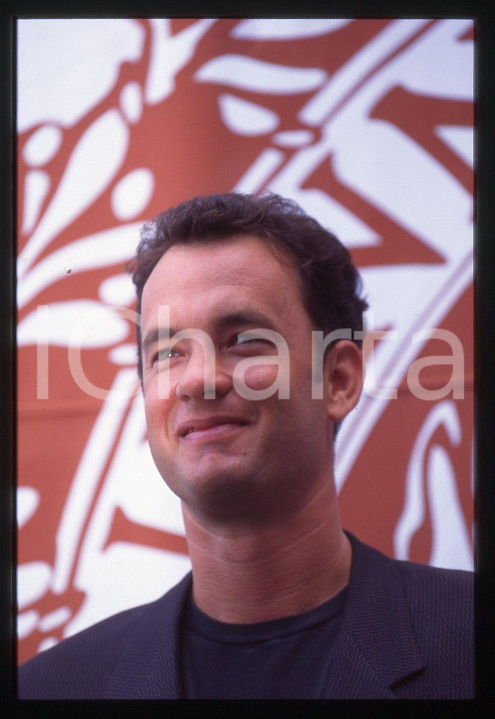 Tom HANKS - FESTIVAL CINEMA VENEZIA 1994 35 mm vintage slide 43 Diapositiva d'epoca, in formato 35 mm.CONDIZIONI: GOODE' severamente vietata la riproduzione. Tutti i diritti sono riservati. ICharta mette in vendita, sul negozio eBay e in esclusiva sul sito "icharta" il proprio archivio composto da numerose diapositive e negativi fotografici d'epoca, tutti originali e autentici, che attraversano la storia del costume italiano tra gli la fine degli anni Sessanta e Novanta.Si tratta di uno sguardo inedito sull'attualità, la politica, la vita quotidiana, il gossip e la cultura, che fotografa il cambiamento della nazione in quest'ultimo scorcio del XX secolo. Un'occasione unica per il mercato del collezionismo, che vede finalmente disponibile un archivio eccezionale per vastità, tematiche e condizioni, in un settore (il negativo fotografico e la diapositiva) di assoluta novità e dalle interessanti prospettive di investimento.  GOOD/buono   originale e autentica 1
