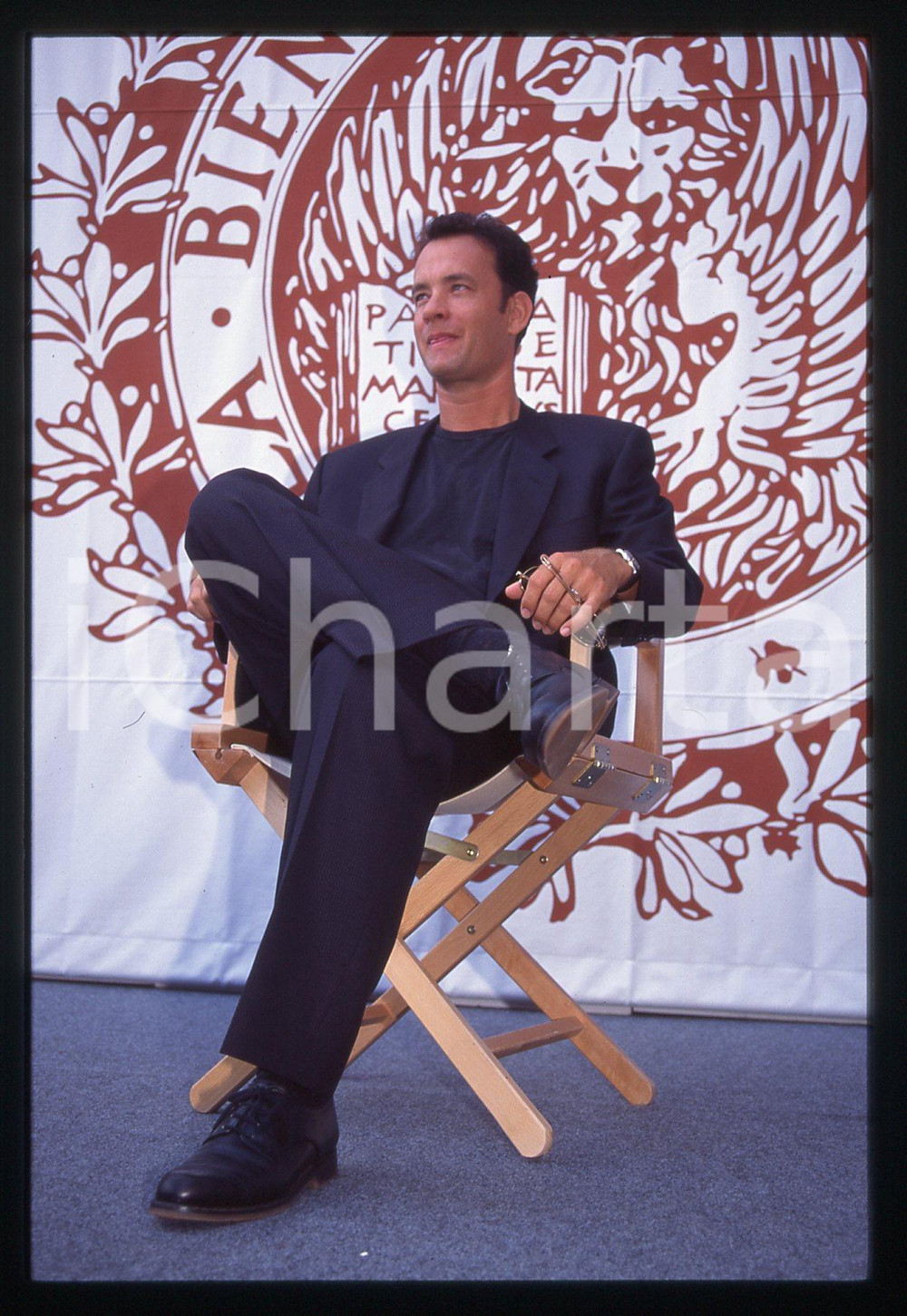 Tom HANKS - FESTIVAL CINEMA VENEZIA 1994 35 mm vintage slide 42 Diapositiva d'epoca, in formato 35 mm.CONDIZIONI: GOODE' severamente vietata la riproduzione. Tutti i diritti sono riservati.ICharta mette in vendita, sul negozio eBay e in esclusiva sul sito "icharta" il proprio archivio composto da numerose diapositive e negativi fotografici d'epoca, tutti originali e autentici, che attraversano la storia del costume italiano tra gli la fine degli anni Sessanta e Novanta.Si tratta di uno sguardo inedito sull'attualità, la politica, la vita quotidiana, il gossip e la cultura, che fotografa il cambiamento della nazione in quest'ultimo scorcio del XX secolo. Un'occasione unica per il mercato del collezionismo, che vede finalmente disponibile un archivio eccezionale per vastità, tematiche e condizioni, in un settore (il negativo fotografico e la diapositiva) di assoluta novità e dalle interessanti prospettive di investimento.  GOOD/buono   originale e autentica 1