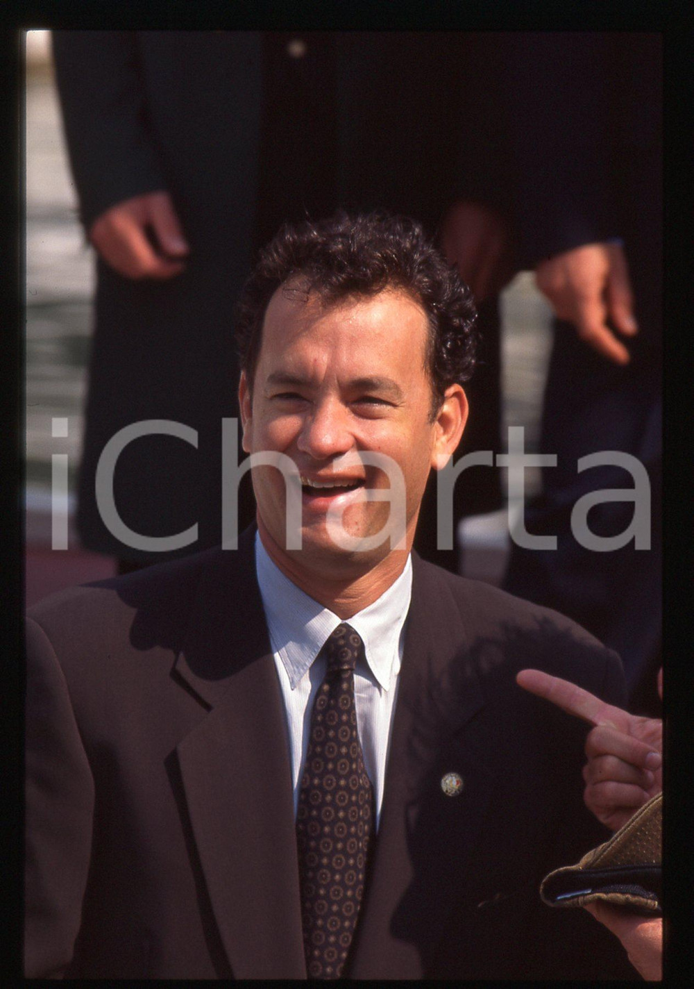Tom HANKS - FESTIVAL CINEMA VENEZIA 1995 35 mm vintage slide 13 Diapositiva d'epoca, in formato 35 mm.CONDIZIONI: GOODE' severamente vietata la riproduzione. Tutti i diritti sono riservati.ICharta mette in vendita, sul negozio eBay e in esclusiva sul sito "icharta" il proprio archivio composto da numerose diapositive e negativi fotografici d'epoca, tutti originali e autentici, che attraversano la storia del costume italiano tra gli la fine degli anni Sessanta e Novanta.Si tratta di uno sguardo inedito sull'attualità, la politica, la vita quotidiana, il gossip e la cultura, che fotografa il cambiamento della nazione in quest'ultimo scorcio del XX secolo. Un'occasione unica per il mercato del collezionismo, che vede finalmente disponibile un archivio eccezionale per vastità, tematiche e condizioni, in un settore (il negativo fotografico e la diapositiva) di assoluta novità e dalle interessanti prospettive di investimento.  GOOD/buono   originale e autentica 1