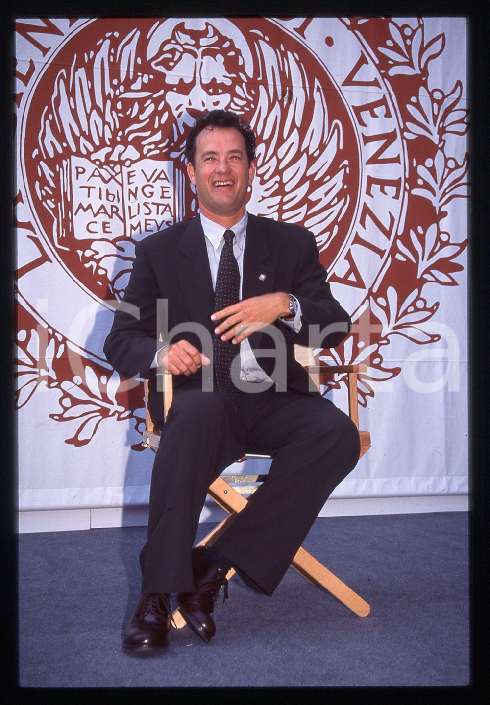 Tom HANKS - FESTIVAL CINEMA VENEZIA 1995 35 mm vintage slide 14 Diapositiva d'epoca, in formato 35 mm.CONDIZIONI: GOODE' severamente vietata la riproduzione. Tutti i diritti sono riservati.ICharta mette in vendita, sul negozio eBay e in esclusiva sul sito "icharta" il proprio archivio composto da numerose diapositive e negativi fotografici d'epoca, tutti originali e autentici, che attraversano la storia del costume italiano tra gli la fine degli anni Sessanta e Novanta.Si tratta di uno sguardo inedito sull'attualità, la politica, la vita quotidiana, il gossip e la cultura, che fotografa il cambiamento della nazione in quest'ultimo scorcio del XX secolo. Un'occasione unica per il mercato del collezionismo, che vede finalmente disponibile un archivio eccezionale per vastità, tematiche e condizioni, in un settore (il negativo fotografico e la diapositiva) di assoluta novità e dalle interessanti prospettive di investimento.  GOOD/buono   originale e autentica 1