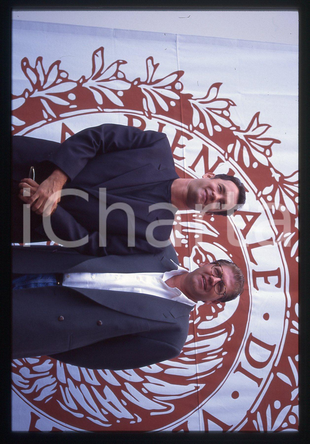 Tom HANKS e Robert ZEMECKIS FESTIVAL CINEMA VENEZIA 1994 35 mm vintage slide 10 Diapositiva d'epoca, in formato 35 mm.CONDIZIONI: GOODE' severamente vietata la riproduzione. Tutti i diritti sono riservati.ICharta mette in vendita, sul negozio eBay e in esclusiva sul sito "icharta" il proprio archivio composto da numerose diapositive e negativi fotografici d'epoca, tutti originali e autentici, che attraversano la storia del costume italiano tra gli la fine degli anni Sessanta e Novanta.Si tratta di uno sguardo inedito sull'attualità, la politica, la vita quotidiana, il gossip e la cultura, che fotografa il cambiamento della nazione in quest'ultimo scorcio del XX secolo. Un'occasione unica per il mercato del collezionismo, che vede finalmente disponibile un archivio eccezionale per vastità, tematiche e condizioni, in un settore (il negativo fotografico e la diapositiva) di assoluta novità e dalle interessanti prospettive di investimento.  GOOD/buono   originale e autentica 1