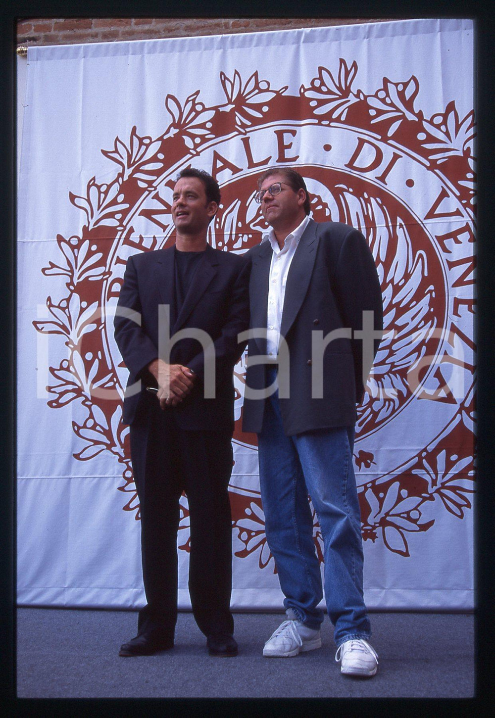 Tom HANKS e Robert ZEMECKIS FESTIVAL CINEMA VENEZIA 1994 35 mm vintage slide 13 Diapositiva d'epoca, in formato 35 mm.CONDIZIONI: GOODE' severamente vietata la riproduzione. Tutti i diritti sono riservati.ICharta mette in vendita, sul negozio eBay e in esclusiva sul sito "icharta" il proprio archivio composto da numerose diapositive e negativi fotografici d'epoca, tutti originali e autentici, che attraversano la storia del costume italiano tra gli la fine degli anni Sessanta e Novanta.Si tratta di uno sguardo inedito sull'attualità, la politica, la vita quotidiana, il gossip e la cultura, che fotografa il cambiamento della nazione in quest'ultimo scorcio del XX secolo. Un'occasione unica per il mercato del collezionismo, che vede finalmente disponibile un archivio eccezionale per vastità, tematiche e condizioni, in un settore (il negativo fotografico e la diapositiva) di assoluta novità e dalle interessanti prospettive di investimento.  GOOD/buono   originale e autentica 1