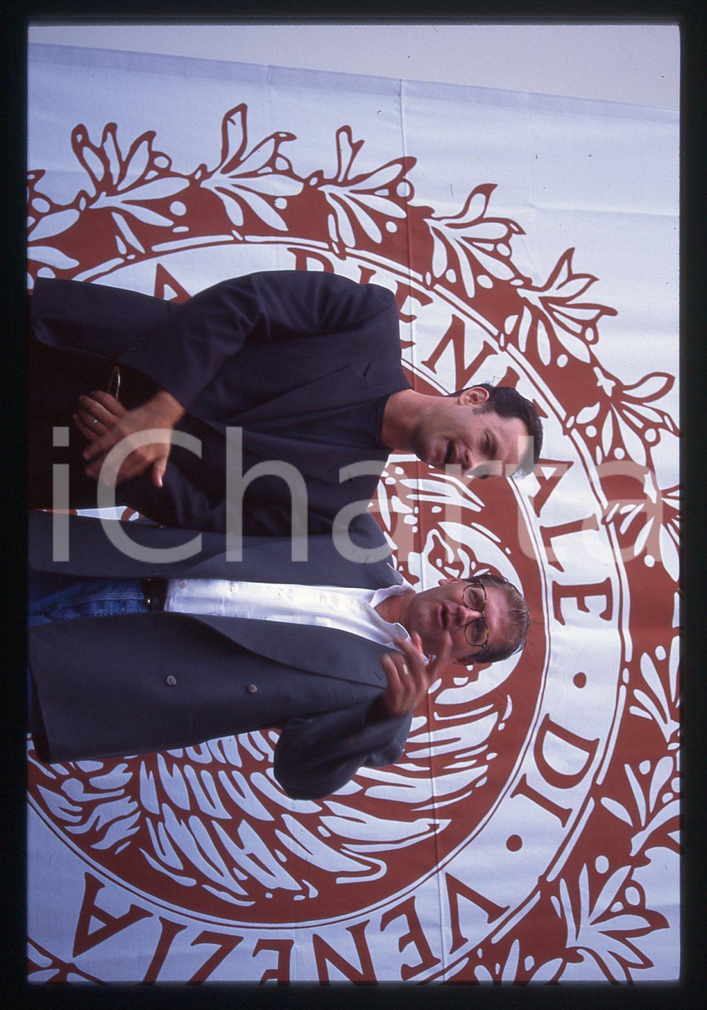 Tom HANKS e Robert ZEMECKIS FESTIVAL CINEMA VENEZIA 1994 35 mm vintage slide 14 Diapositiva d'epoca, in formato 35 mm.CONDIZIONI: GOODE' severamente vietata la riproduzione. Tutti i diritti sono riservati.ICharta mette in vendita, sul negozio eBay e in esclusiva sul sito "icharta" il proprio archivio composto da numerose diapositive e negativi fotografici d'epoca, tutti originali e autentici, che attraversano la storia del costume italiano tra gli la fine degli anni Sessanta e Novanta.Si tratta di uno sguardo inedito sull'attualità, la politica, la vita quotidiana, il gossip e la cultura, che fotografa il cambiamento della nazione in quest'ultimo scorcio del XX secolo. Un'occasione unica per il mercato del collezionismo, che vede finalmente disponibile un archivio eccezionale per vastità, tematiche e condizioni, in un settore (il negativo fotografico e la diapositiva) di assoluta novità e dalle interessanti prospettive di investimento.  GOOD/buono   originale e autentica 1