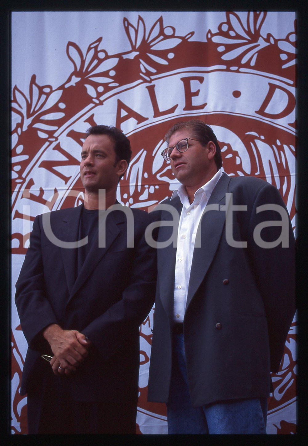 Tom HANKS e Robert ZEMECKIS FESTIVAL CINEMA VENEZIA 1994 35 mm vintage slide 15 Diapositiva d'epoca, in formato 35 mm.CONDIZIONI: GOODE' severamente vietata la riproduzione. Tutti i diritti sono riservati.ICharta mette in vendita, sul negozio eBay e in esclusiva sul sito "icharta" il proprio archivio composto da numerose diapositive e negativi fotografici d'epoca, tutti originali e autentici, che attraversano la storia del costume italiano tra gli la fine degli anni Sessanta e Novanta.Si tratta di uno sguardo inedito sull'attualità, la politica, la vita quotidiana, il gossip e la cultura, che fotografa il cambiamento della nazione in quest'ultimo scorcio del XX secolo. Un'occasione unica per il mercato del collezionismo, che vede finalmente disponibile un archivio eccezionale per vastità, tematiche e condizioni, in un settore (il negativo fotografico e la diapositiva) di assoluta novità e dalle interessanti prospettive di investimento.  GOOD/buono   originale e autentica 1