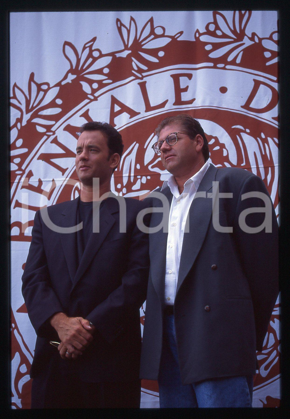 Tom HANKS e Robert ZEMECKIS FESTIVAL CINEMA VENEZIA 1994 35 mm vintage slide 16 Diapositiva d'epoca, in formato 35 mm.CONDIZIONI: GOODE' severamente vietata la riproduzione. Tutti i diritti sono riservati.ICharta mette in vendita, sul negozio eBay e in esclusiva sul sito "icharta" il proprio archivio composto da numerose diapositive e negativi fotografici d'epoca, tutti originali e autentici, che attraversano la storia del costume italiano tra gli la fine degli anni Sessanta e Novanta.Si tratta di uno sguardo inedito sull'attualità, la politica, la vita quotidiana, il gossip e la cultura, che fotografa il cambiamento della nazione in quest'ultimo scorcio del XX secolo. Un'occasione unica per il mercato del collezionismo, che vede finalmente disponibile un archivio eccezionale per vastità, tematiche e condizioni, in un settore (il negativo fotografico e la diapositiva) di assoluta novità e dalle interessanti prospettive di investimento.  GOOD/buono   originale e autentica 1