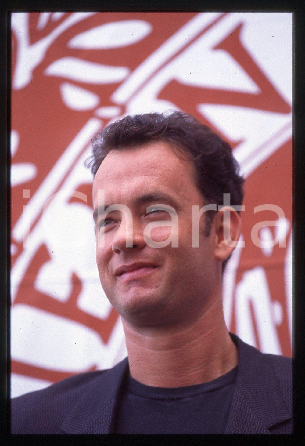 Tom HANKS - FESTIVAL CINEMA VENEZIA 1994 35 mm vintage slide 45 Diapositiva d'epoca, in formato 35 mm.CONDIZIONI: GOODE' severamente vietata la riproduzione. Tutti i diritti sono riservati.ICharta mette in vendita, sul negozio eBay e in esclusiva sul sito "icharta" il proprio archivio composto da numerose diapositive e negativi fotografici d'epoca, tutti originali e autentici, che attraversano la storia del costume italiano tra gli la fine degli anni Sessanta e Novanta.Si tratta di uno sguardo inedito sull'attualità, la politica, la vita quotidiana, il gossip e la cultura, che fotografa il cambiamento della nazione in quest'ultimo scorcio del XX secolo. Un'occasione unica per il mercato del collezionismo, che vede finalmente disponibile un archivio eccezionale per vastità, tematiche e condizioni, in un settore (il negativo fotografico e la diapositiva) di assoluta novità e dalle interessanti prospettive di investimento.  GOOD/buono   originale e autentica 1